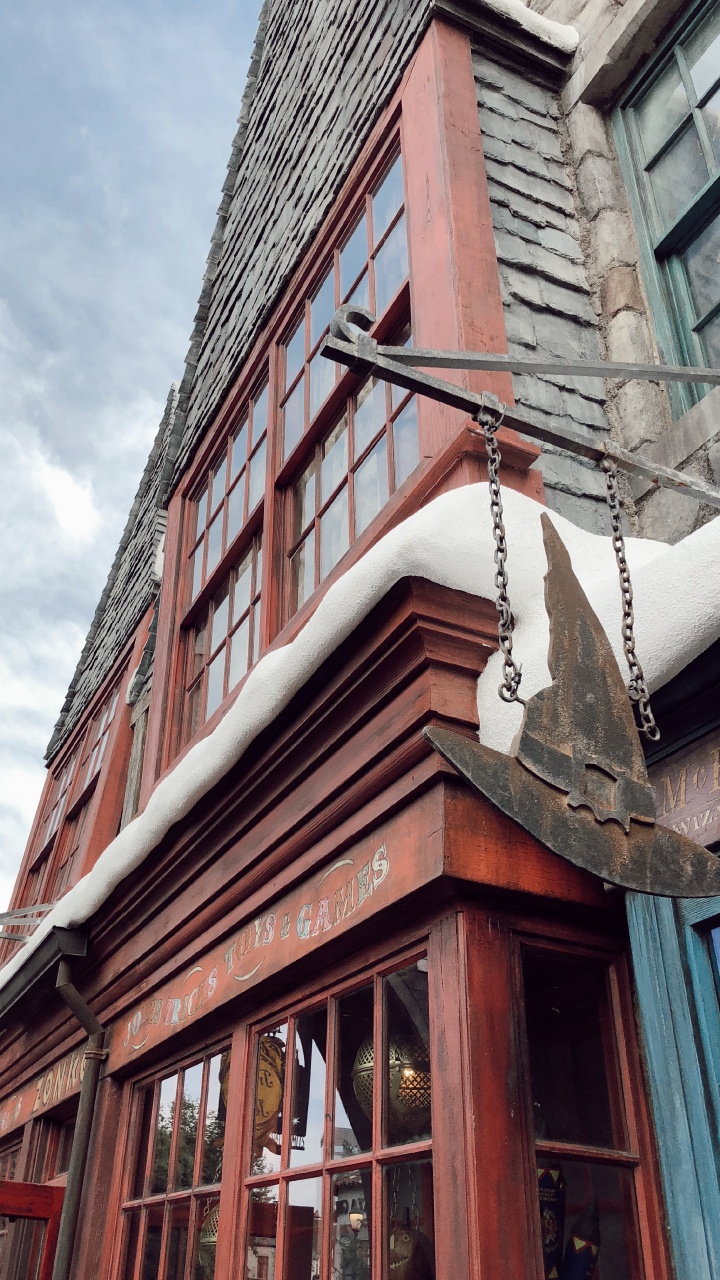 Обои ориентир, крыша, фасад, дневное освещение, кирпич в разрешении 720x1280