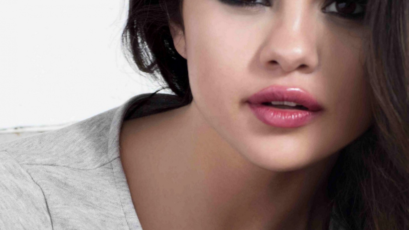 Обои селена гомез, Алекс Руссо, руки к себе, ничтожество, возвышенное поклонение в разрешении 1366x768