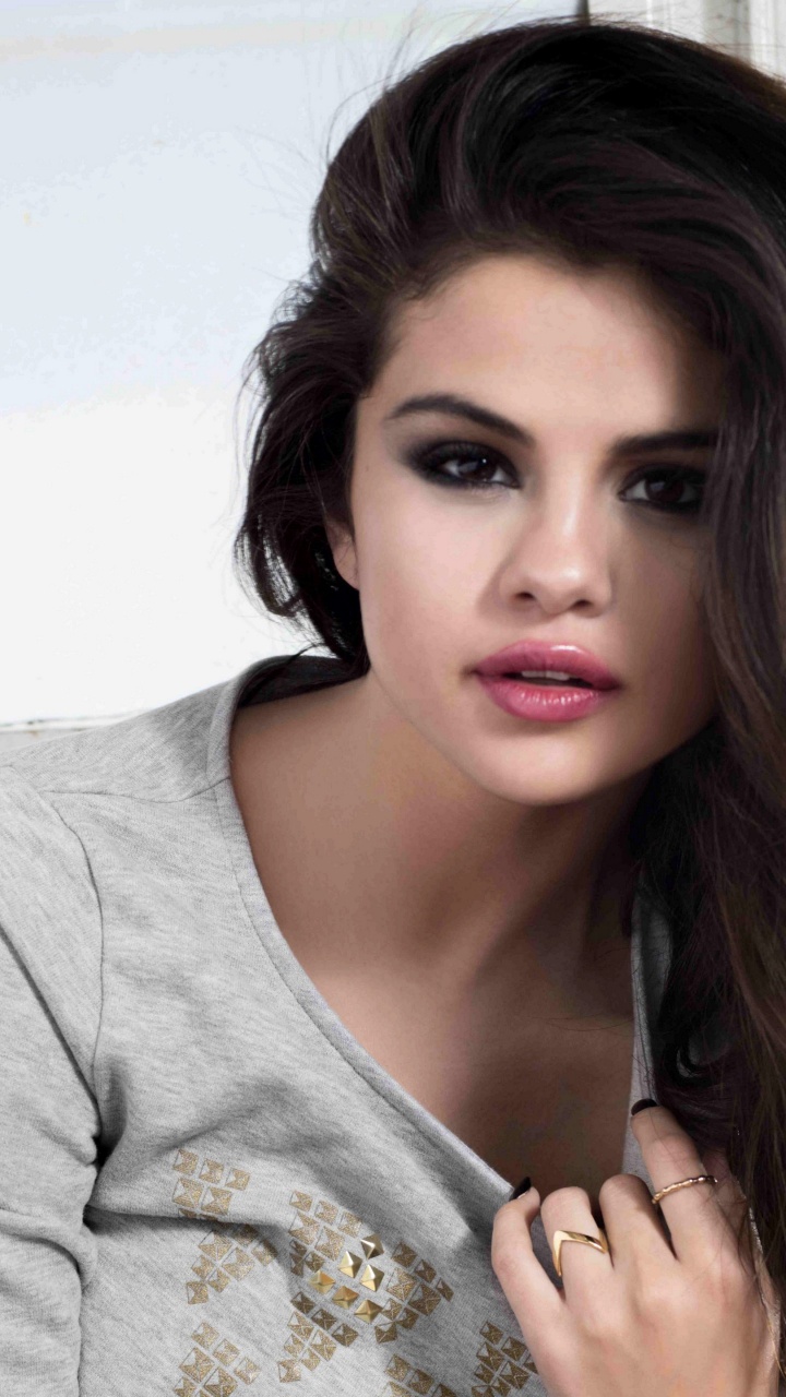 Обои селена гомез, Алекс Руссо, руки к себе, ничтожество, возвышенное поклонение в разрешении 720x1280