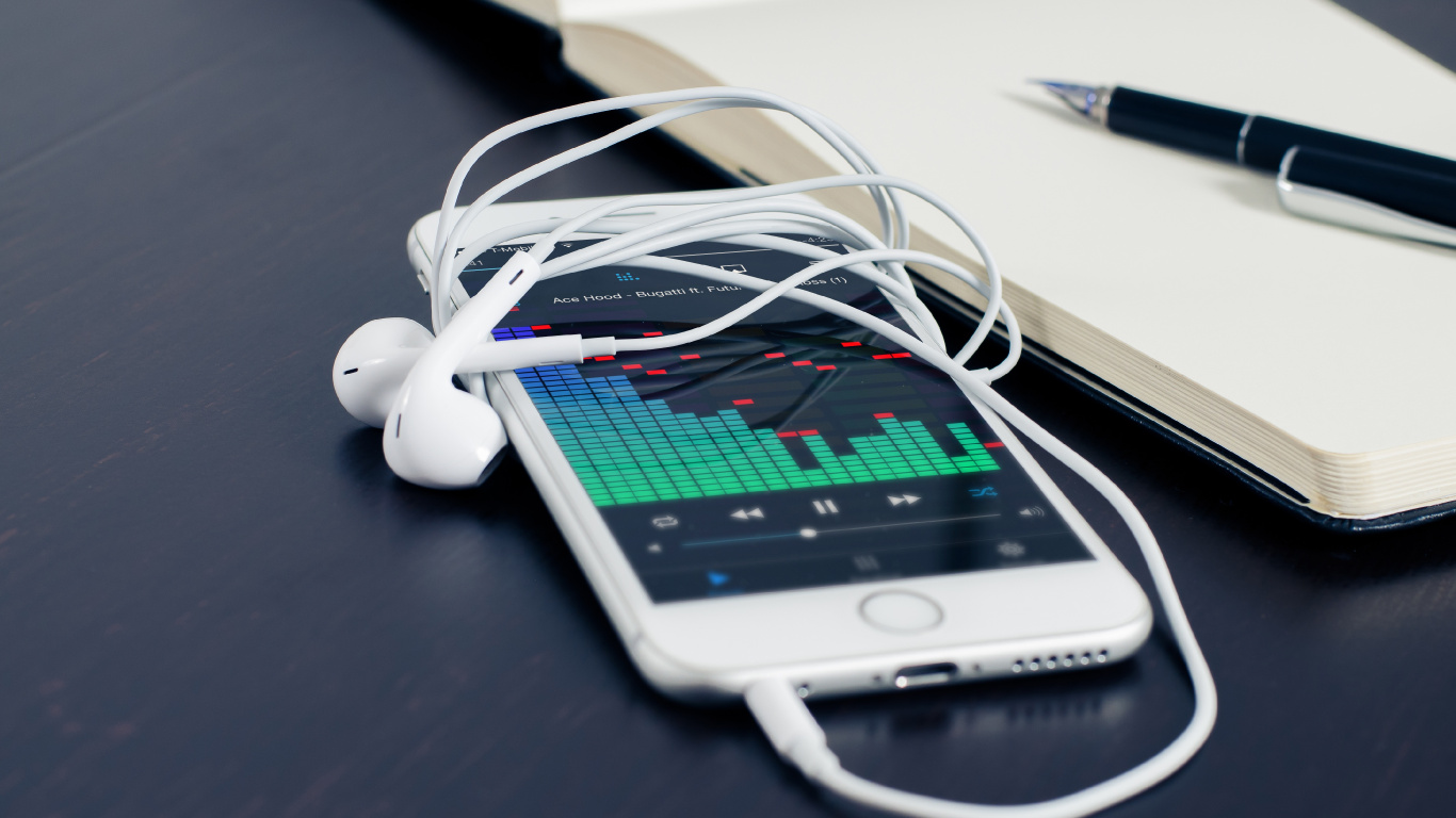 Обои гаджет, электроника, электронное устройство, технологии, смартфон в разрешении 1366x768