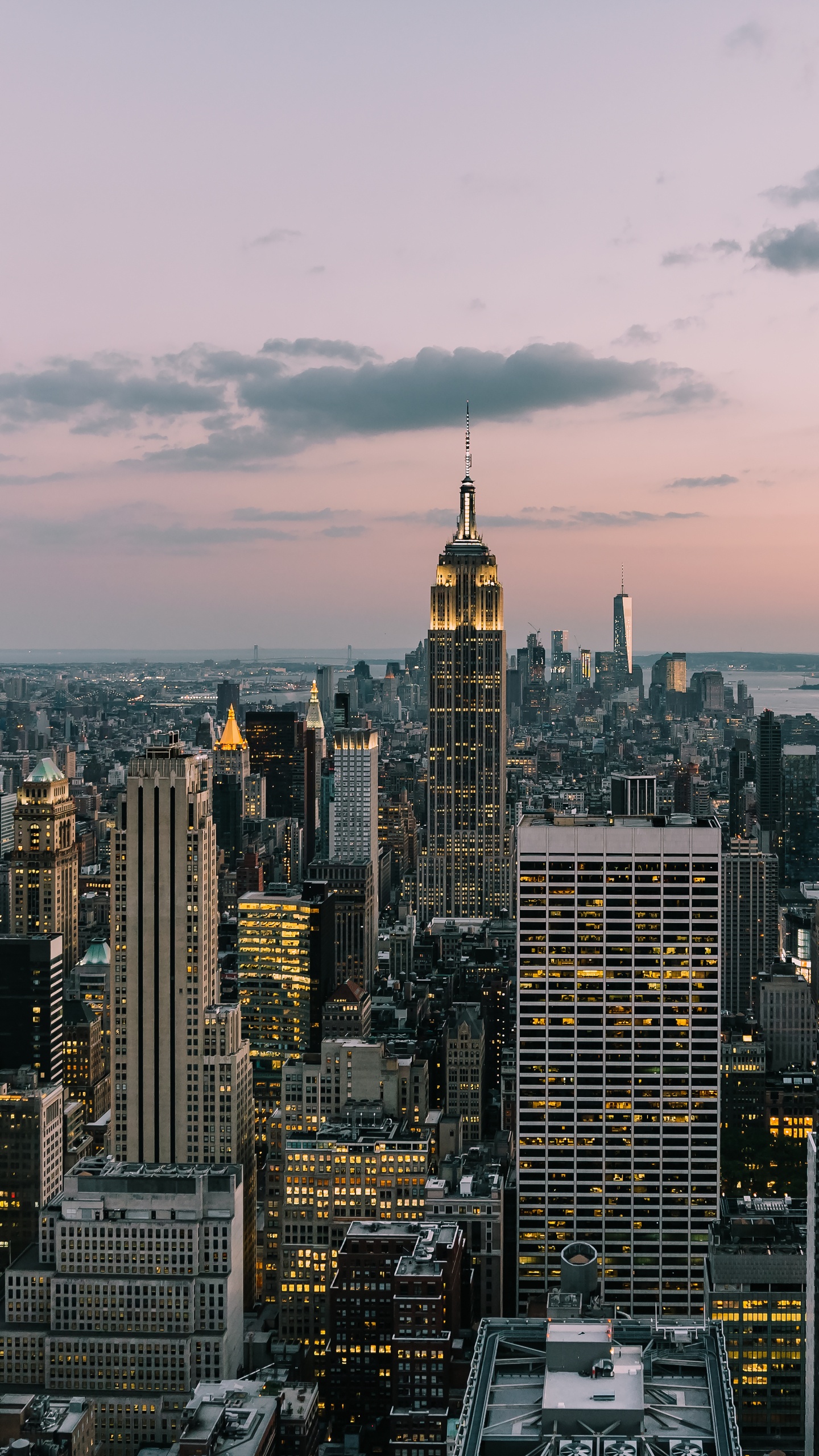 Обои Нью-Йорк, город, Вершина скалы, облако, здание в разрешении 1440x2560
