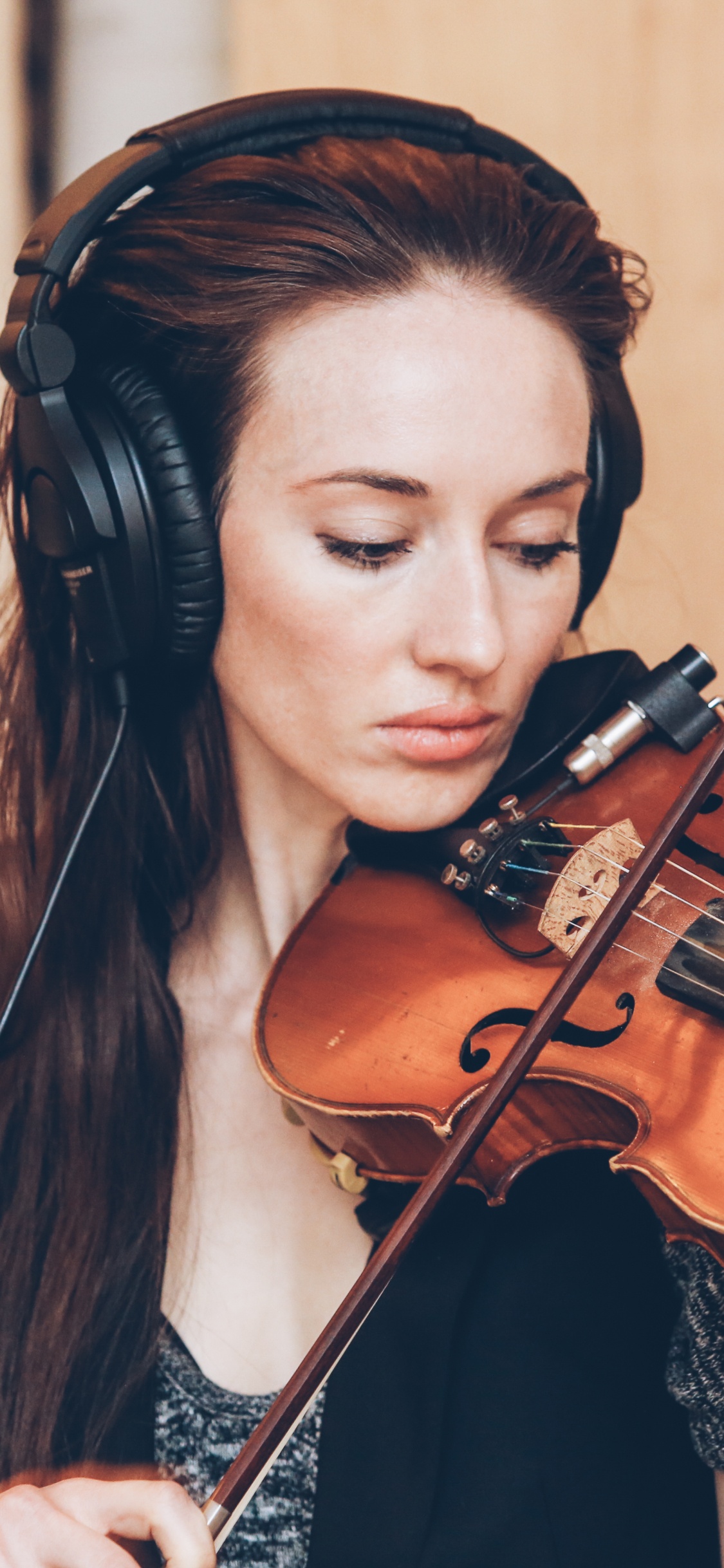 Обои скрипка, наушники, виолончель, струнный инструмент, скрипач в разрешении 1125x2436