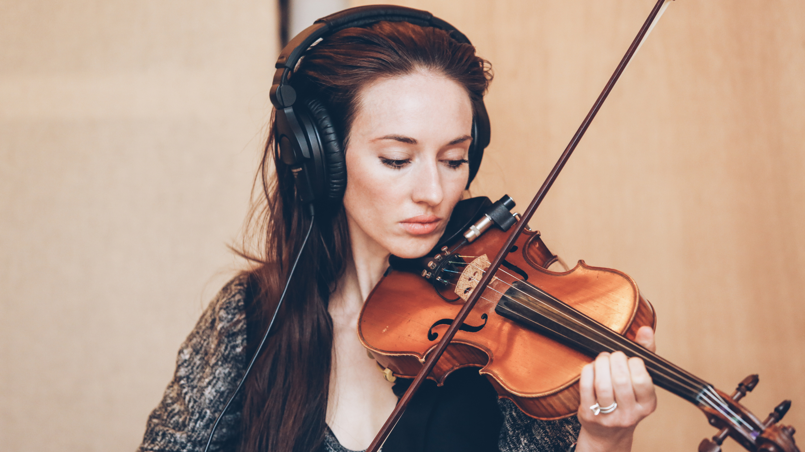 Обои скрипка, наушники, виолончель, струнный инструмент, скрипач в разрешении 2560x1440