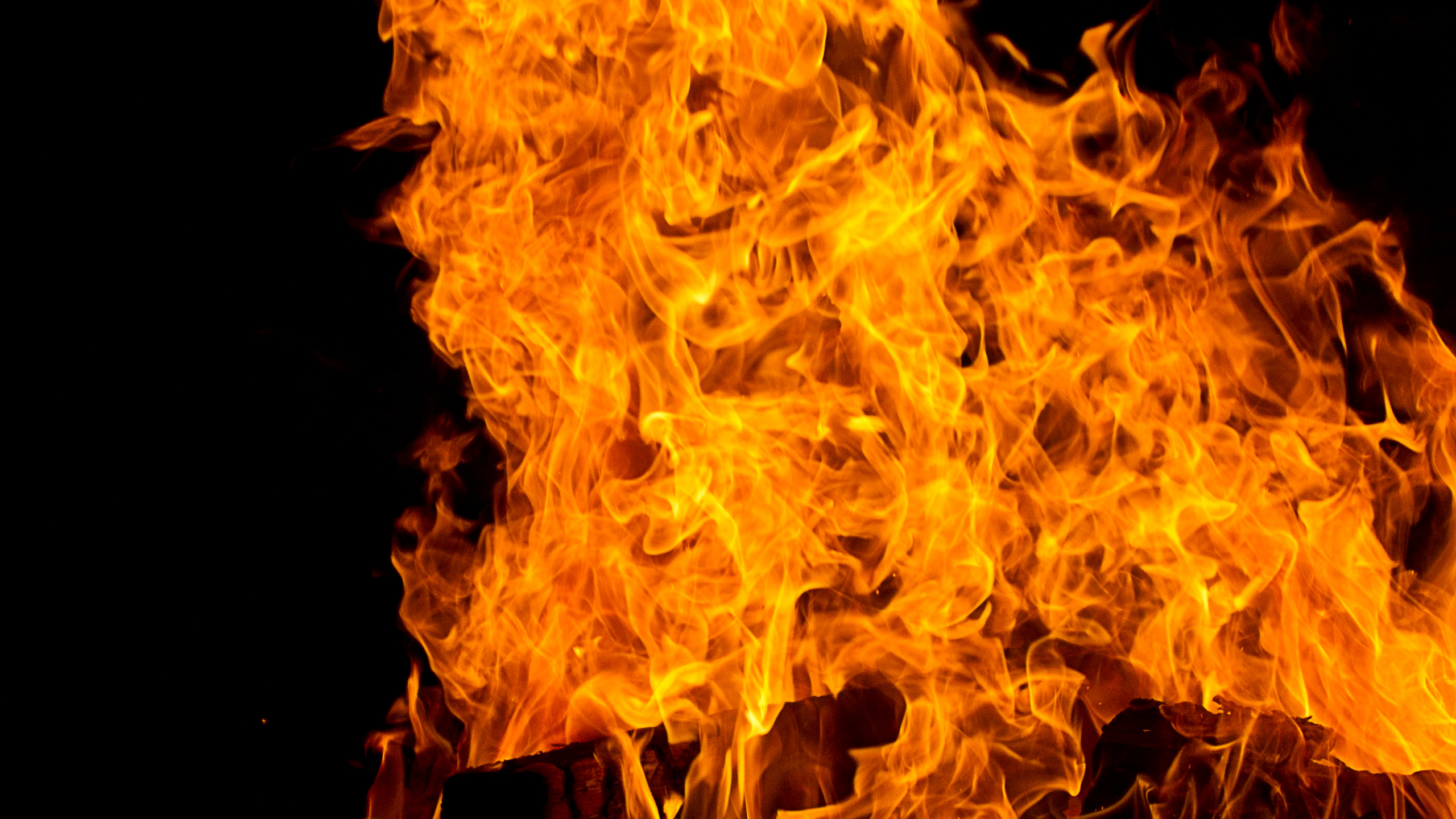 Обои огонь, большой пожар, пламя, тепло, сгорание в разрешении 2560x1440