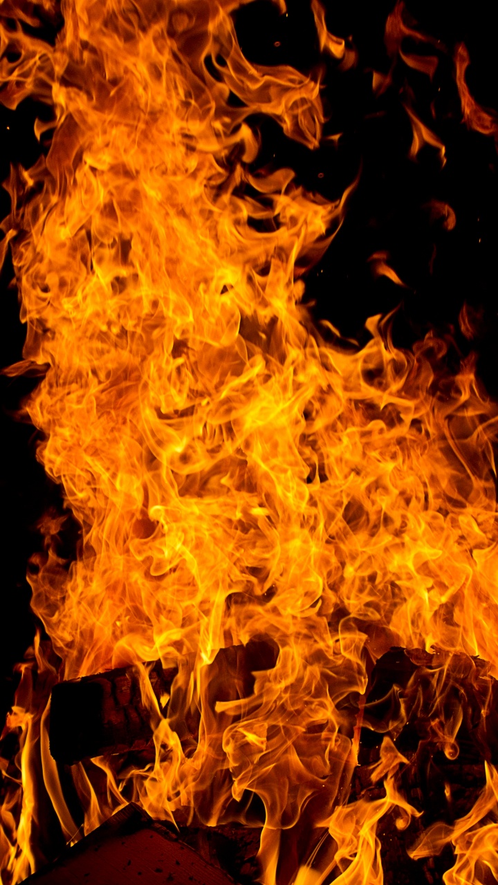Обои огонь, большой пожар, пламя, тепло, сгорание в разрешении 720x1280