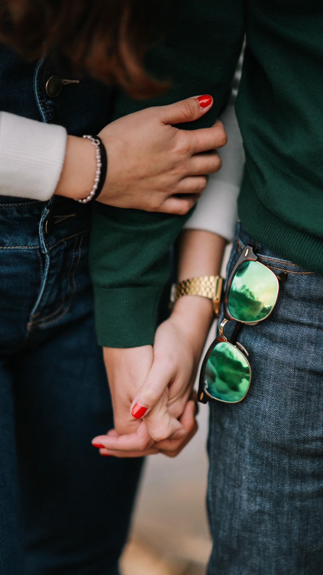 Обои зеленый, ноготь, джинсы, рука, палец в разрешении 1080x1920