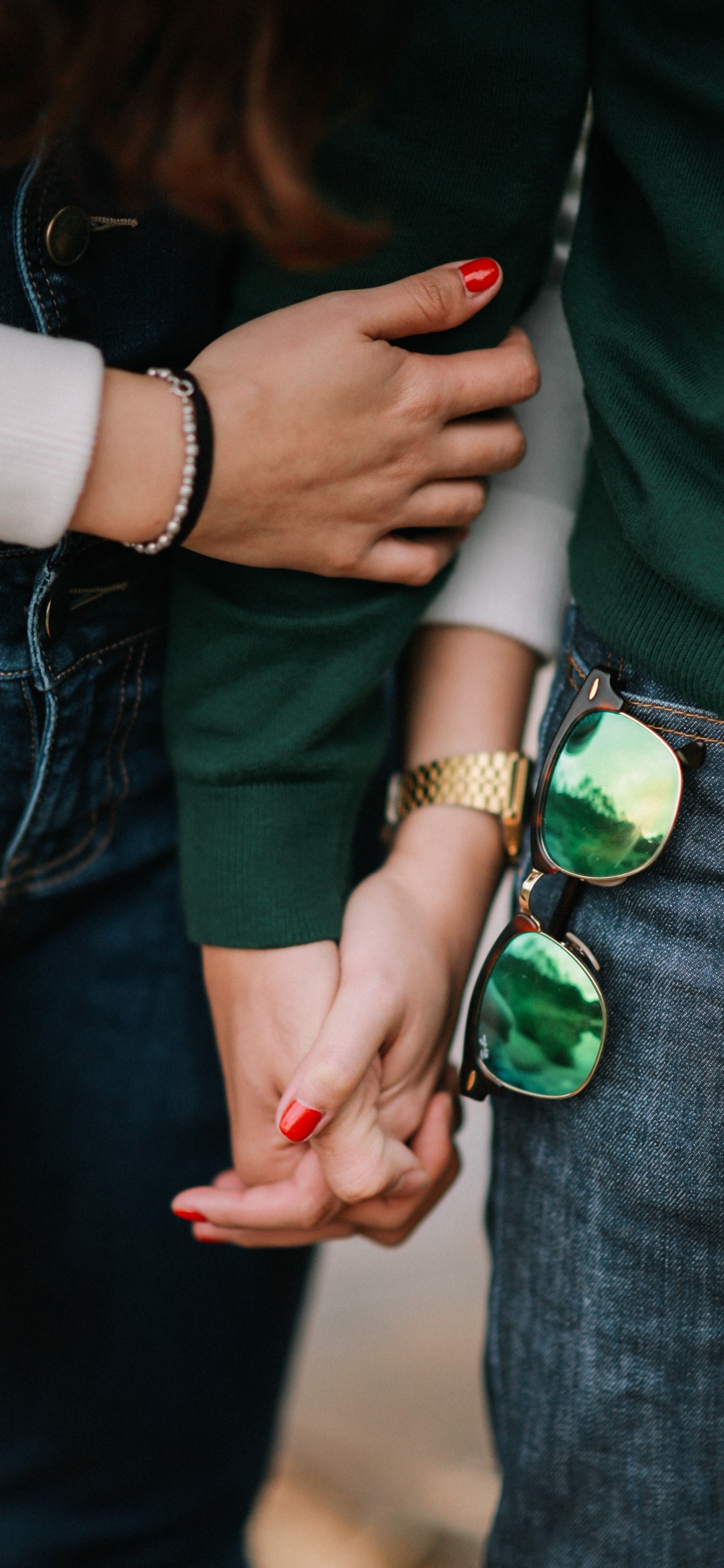 Обои зеленый, ноготь, джинсы, рука, палец в разрешении 1242x2688