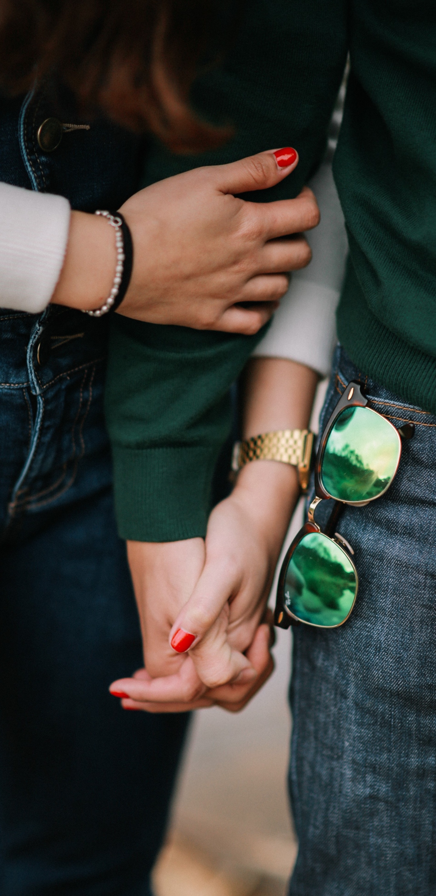 Обои зеленый, ноготь, джинсы, рука, палец в разрешении 1440x2960