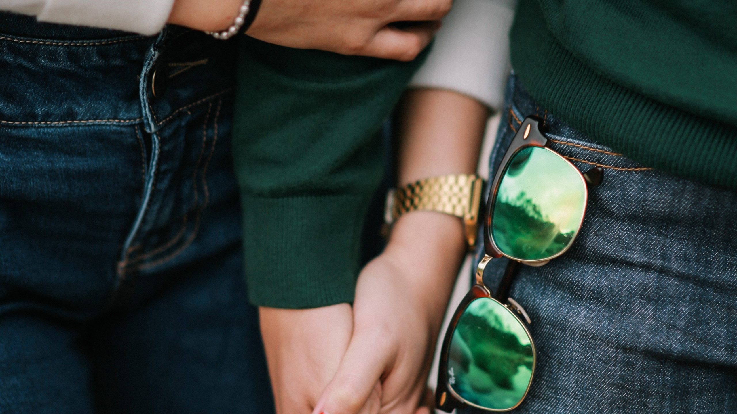 Обои зеленый, ноготь, джинсы, рука, палец в разрешении 2560x1440