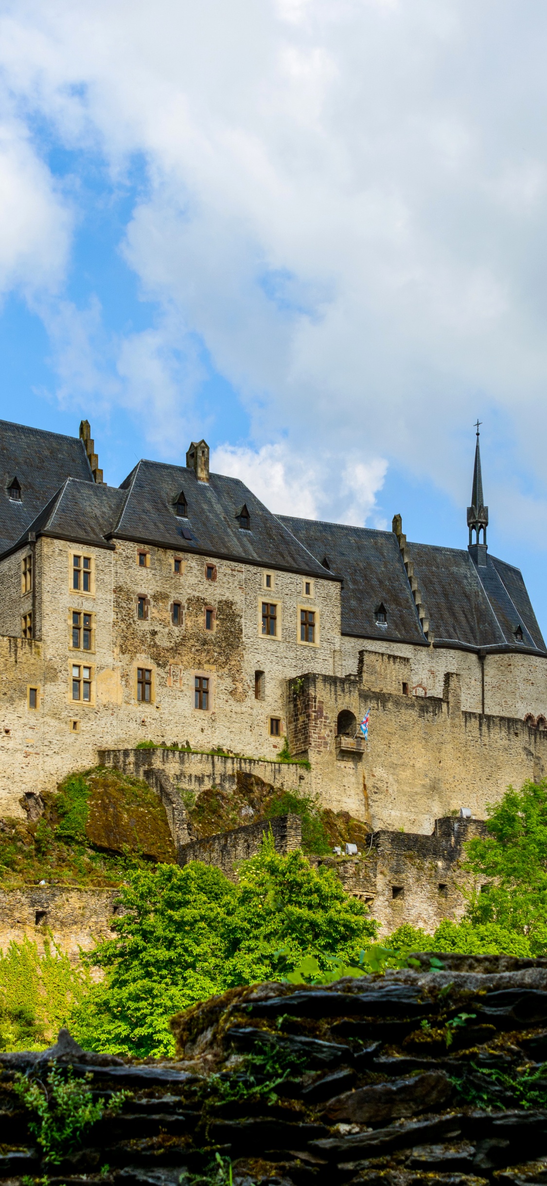 Обои замок, средневековая архитектура, здание, фортификация, небо в разрешении 1125x2436