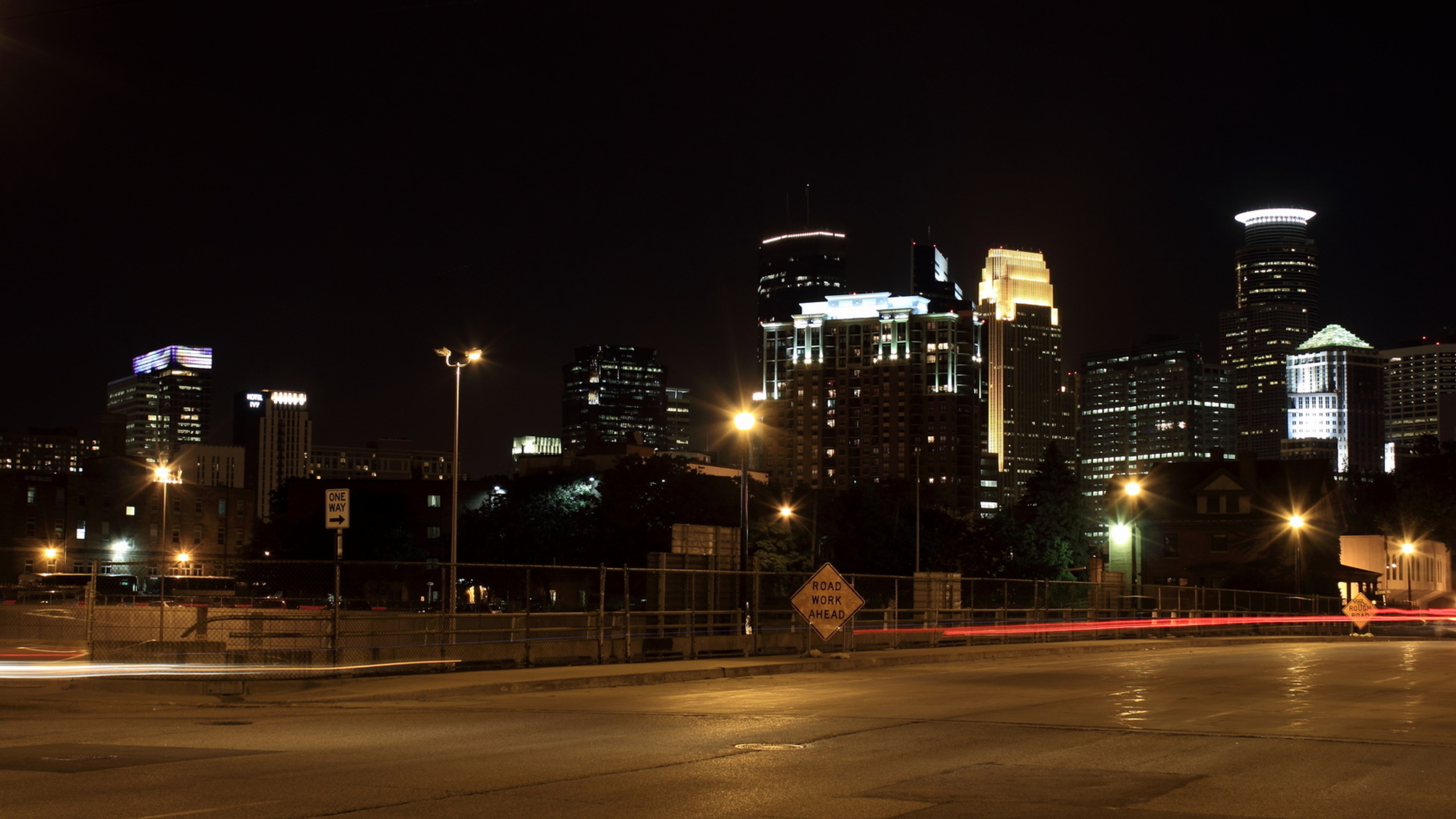 Обои ночь, город, городской район, линия горизонта, городской пейзаж в разрешении 2560x1440