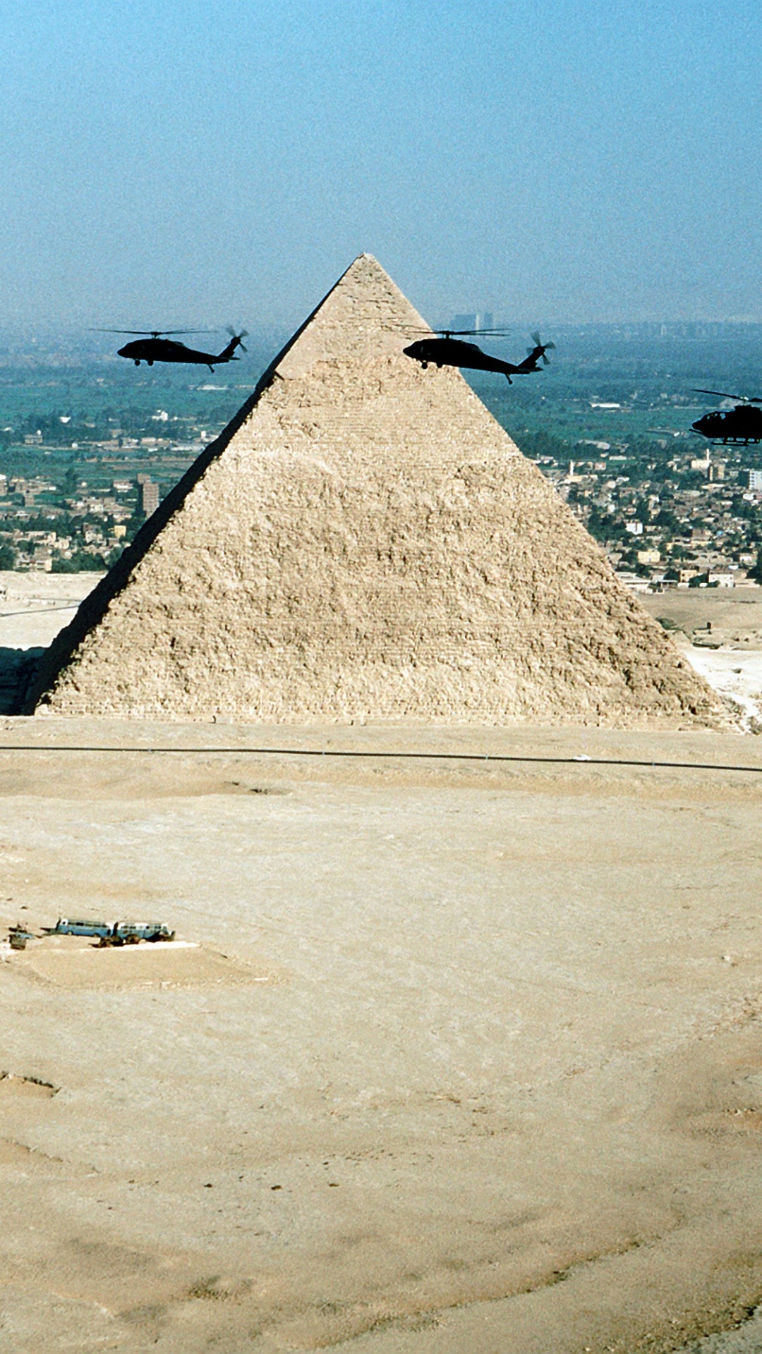 Обои пирамида, памятник, песок, море, отпуск в разрешении 1080x1920
