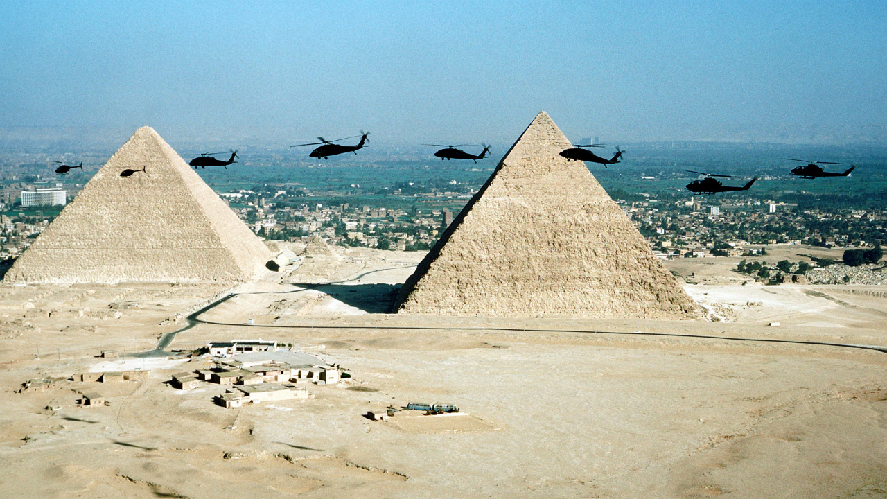 Обои пирамида, памятник, песок, море, отпуск в разрешении 1280x720