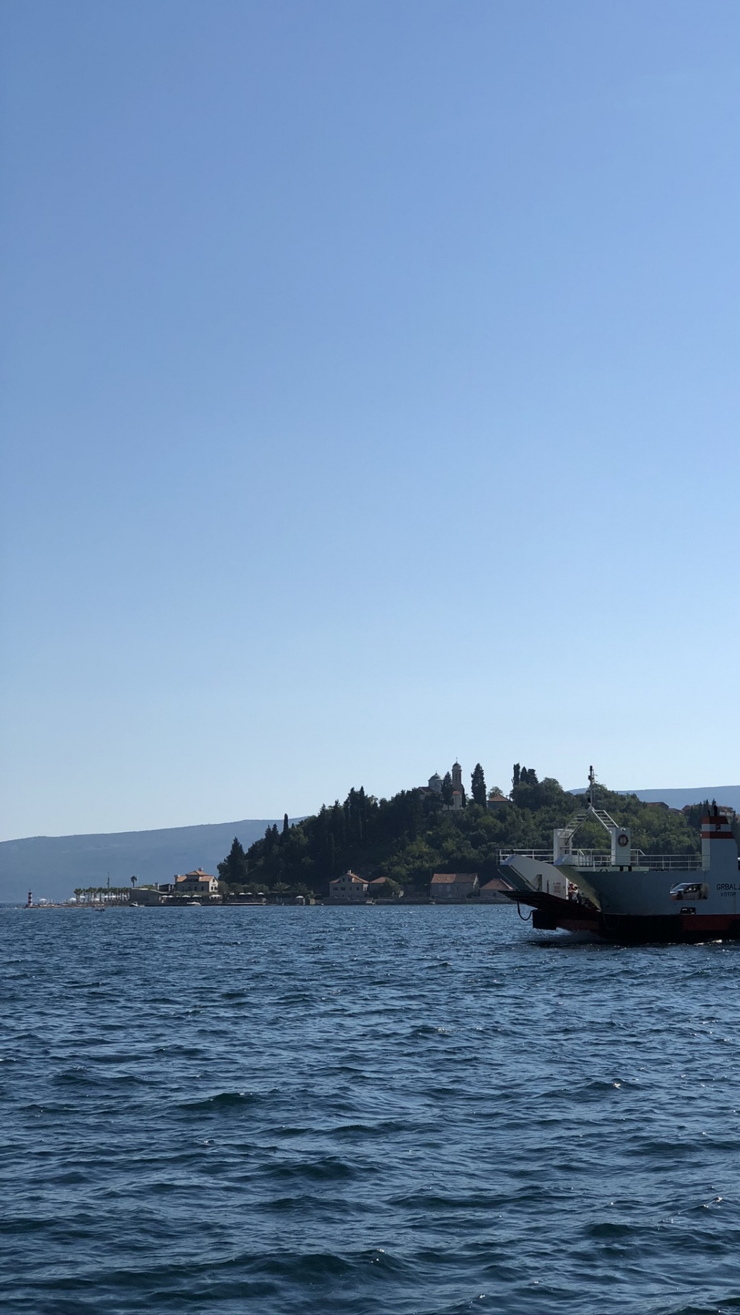 Обои море, судно, лодка, океан, горизонт в разрешении 1080x1920