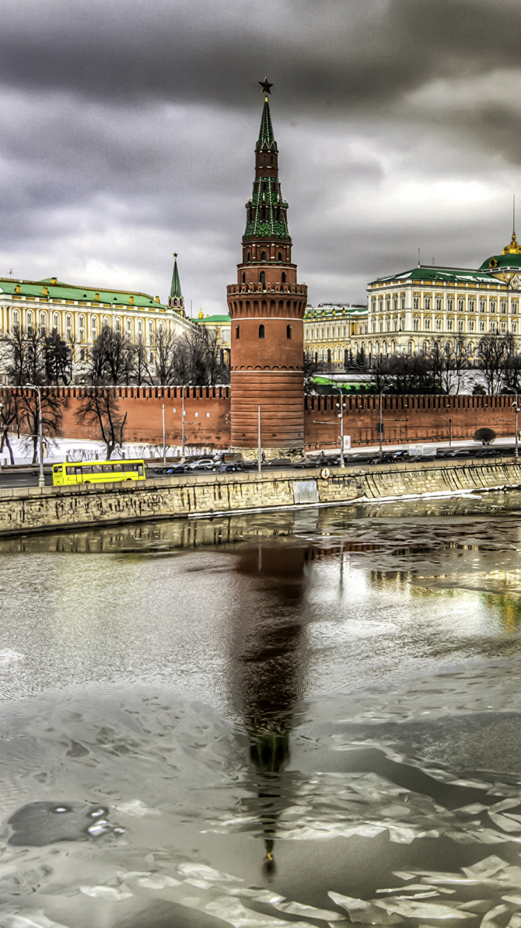 Обои Московский Кремль, отражение, вода, ориентир, облако в разрешении 750x1334