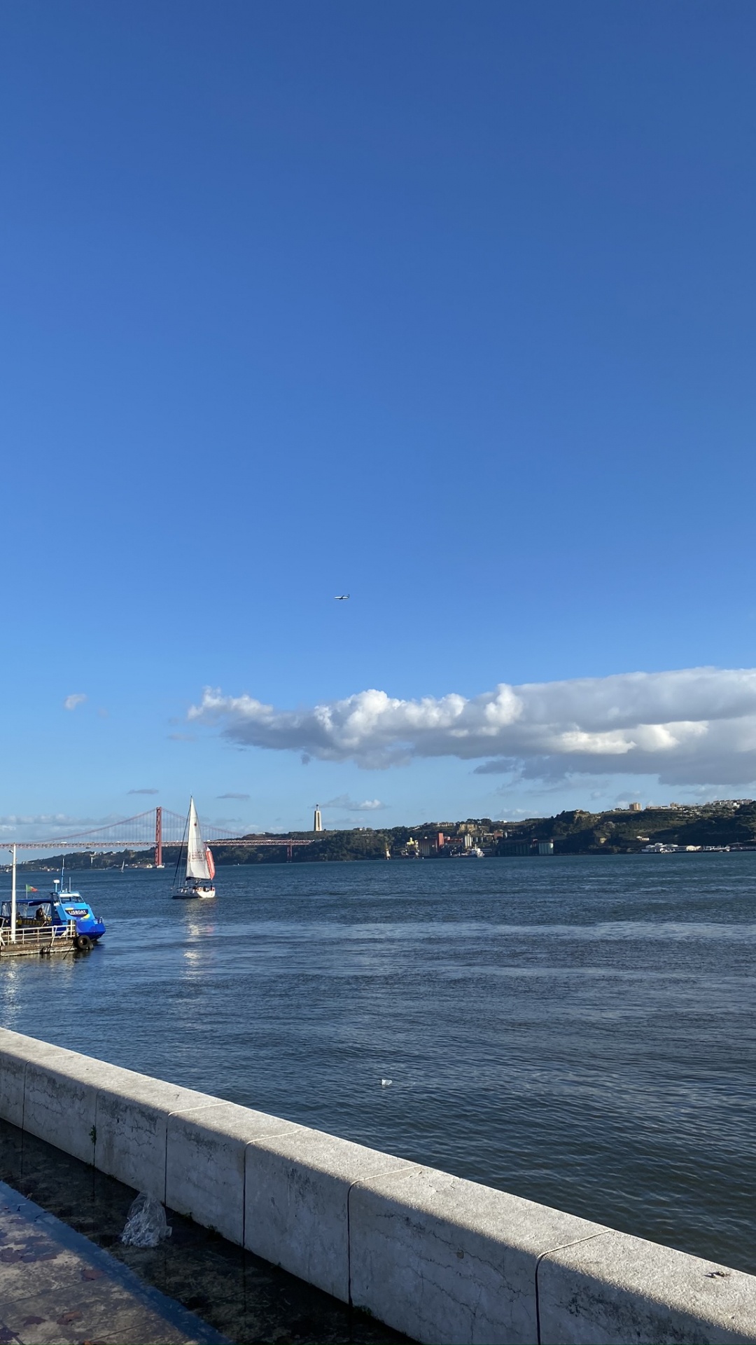 Обои вода, паром, водный путь, судно, горизонт в разрешении 1080x1920