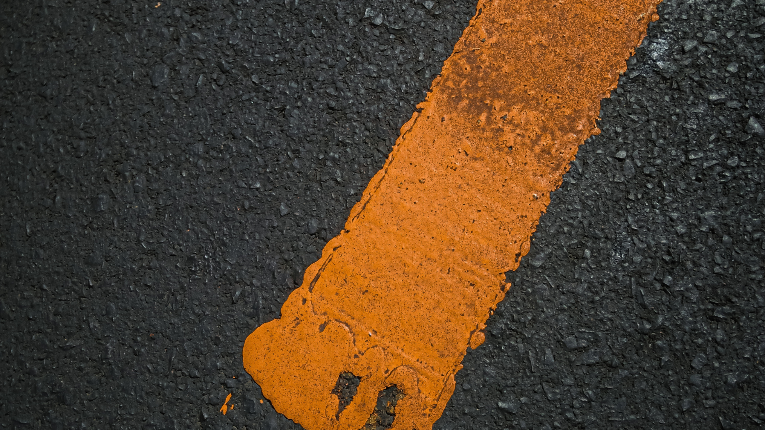 Обои красочность, асфальтобетон, текстура, дорога, Апельсин в разрешении 2560x1440