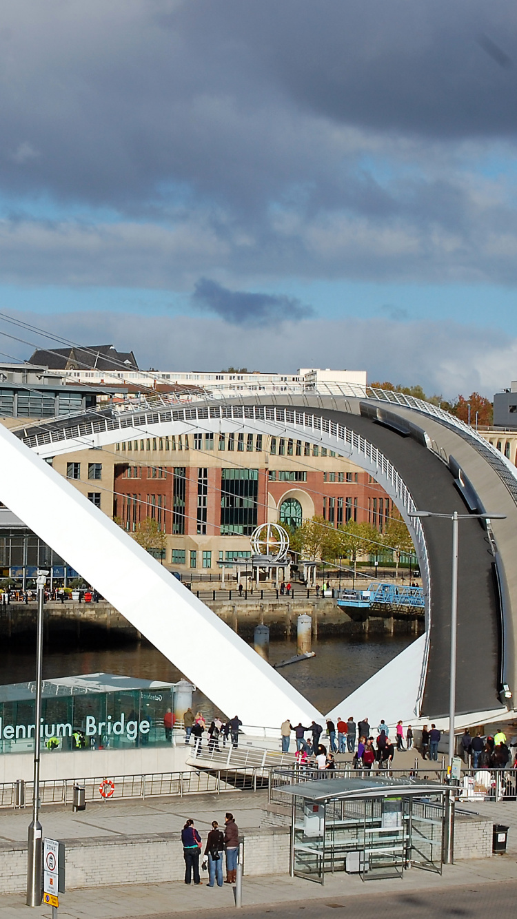 Обои Мост Тысячелетия В Гейтсхеде, мост, арочный мостик, воздушная линия, городской район в разрешении 750x1334