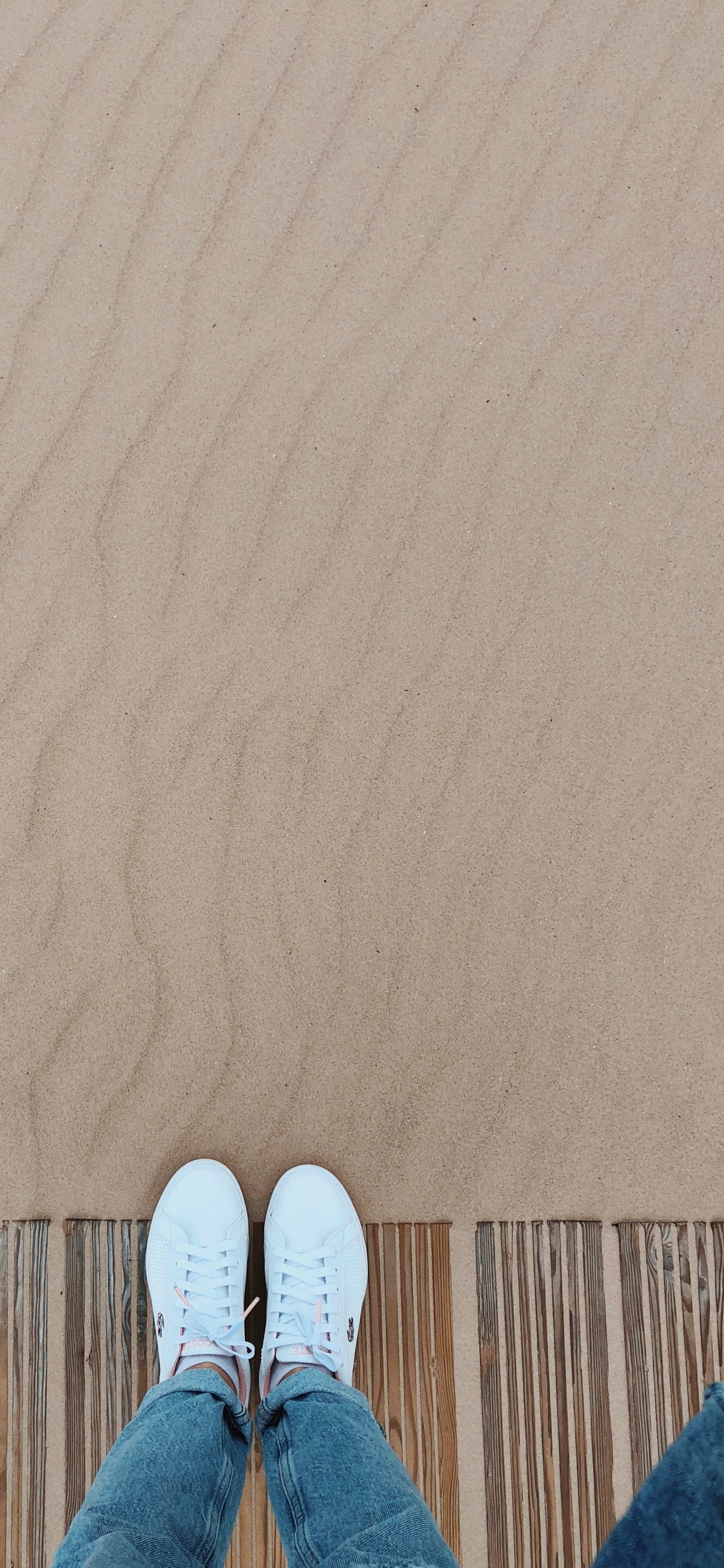 Обои песок, человек, нога, коричневый цвет, окружающая среда в разрешении 1242x2688