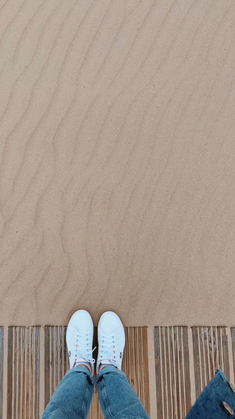 Обои песок, человек, нога, коричневый цвет, окружающая среда в разрешении 750x1334