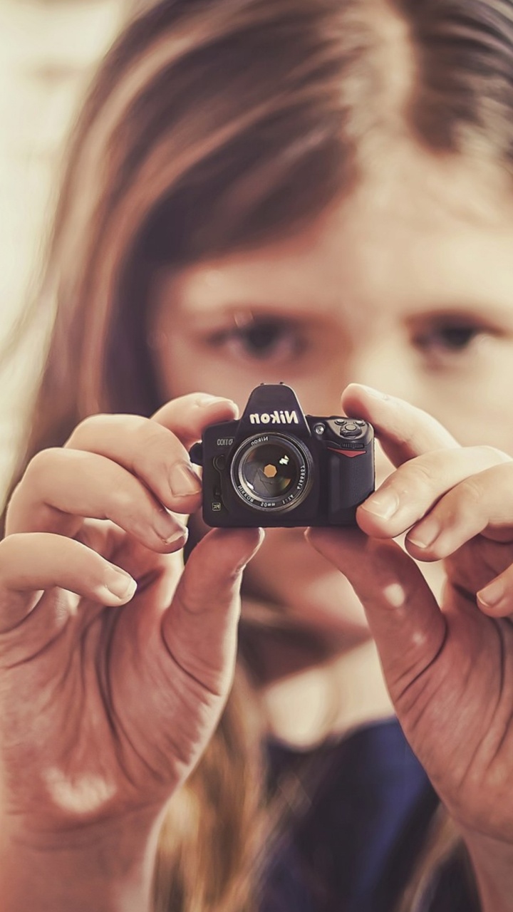 Обои камера, цифровые зеркальные, волосы, оптика камеры, глаз в разрешении 720x1280
