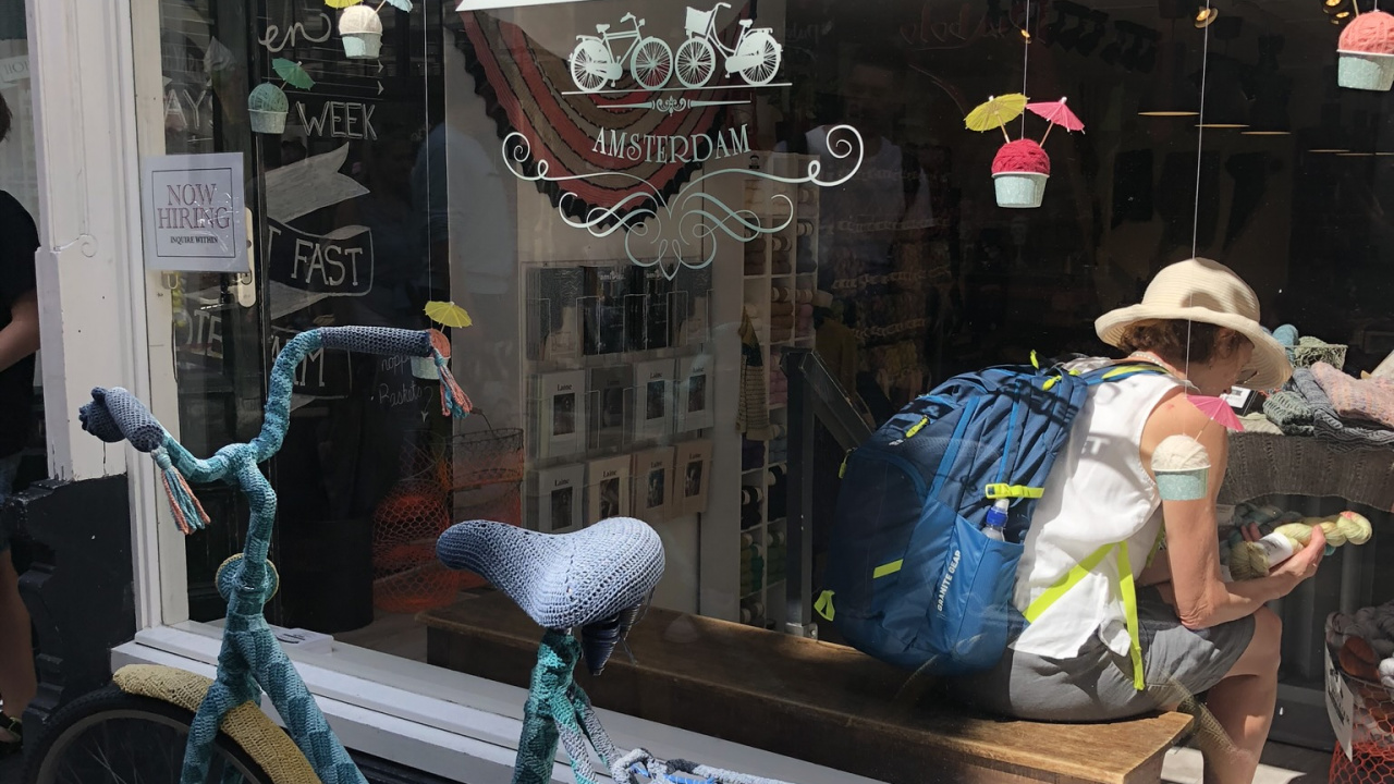 Обои дорожный велосипед, улица, велосипед, гибридный велосипед, обод колеса велосипеда в разрешении 1280x720