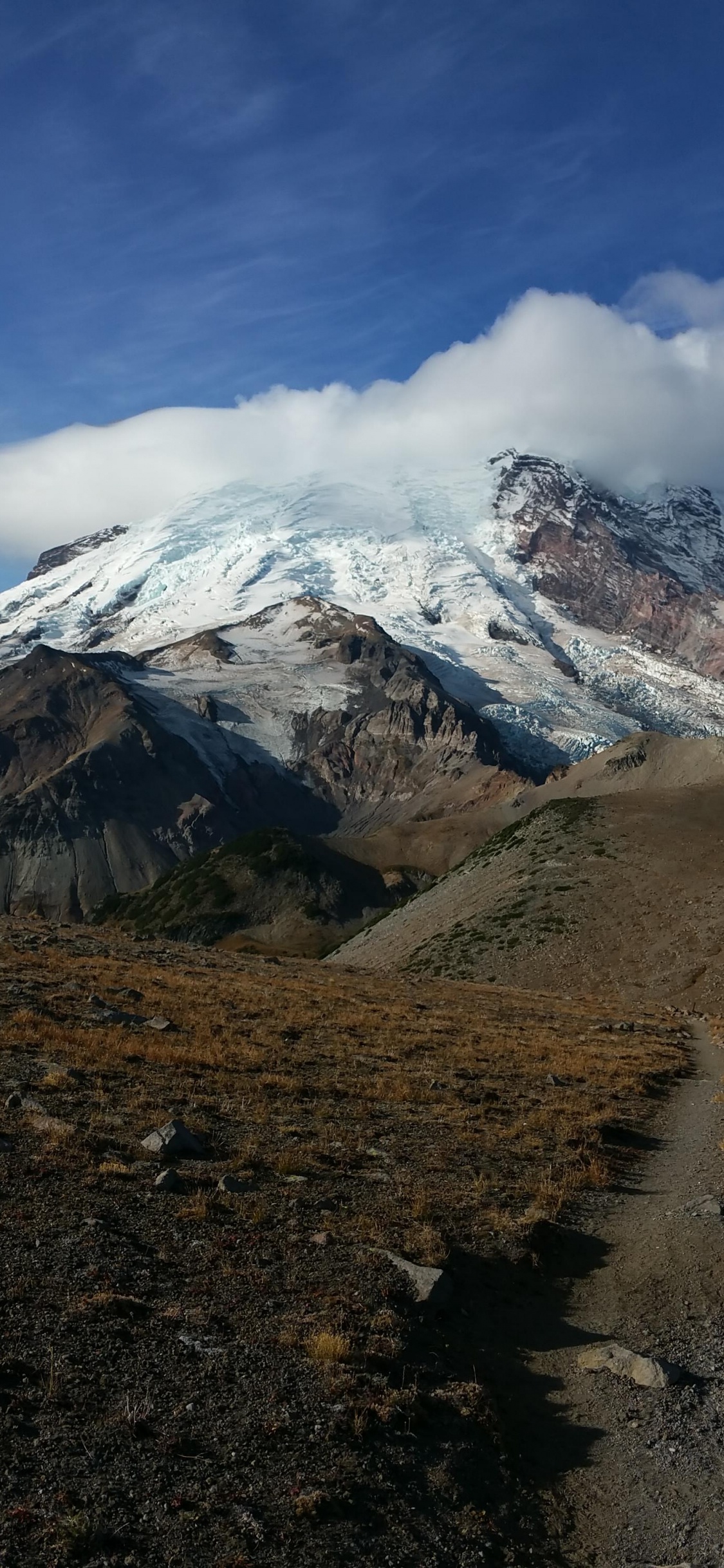 Обои вулкан, гора, нагорье, горный хребет, хребет в разрешении 1125x2436