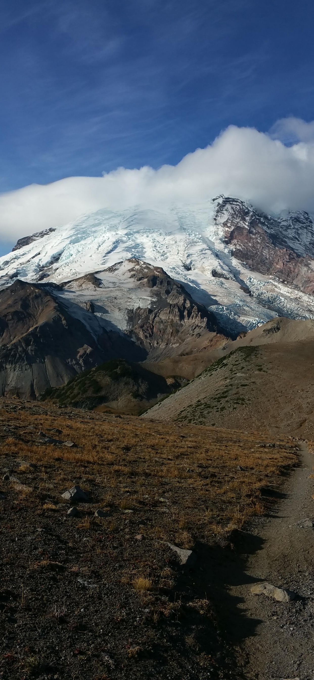 Обои вулкан, гора, нагорье, горный хребет, хребет в разрешении 1242x2688