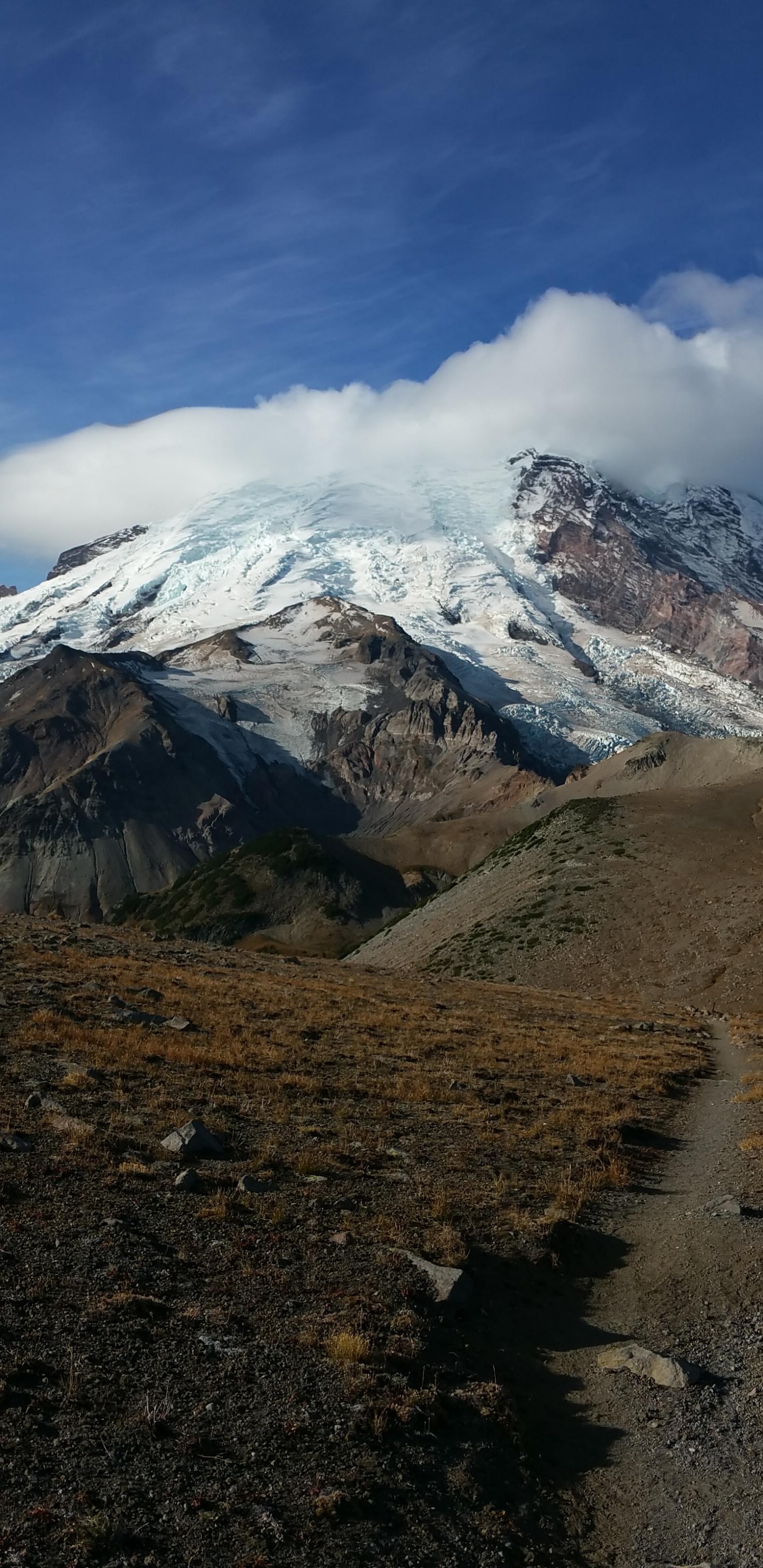 Обои вулкан, гора, нагорье, горный хребет, хребет в разрешении 1440x2960