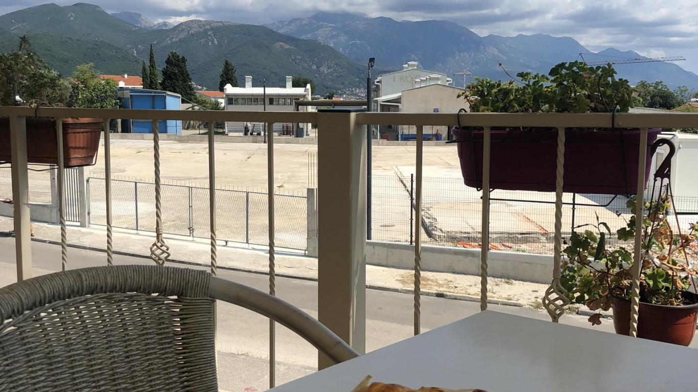 Обои пища, хлебобулочные изделия, пицца, Кулинария, блюда в разрешении 1366x768