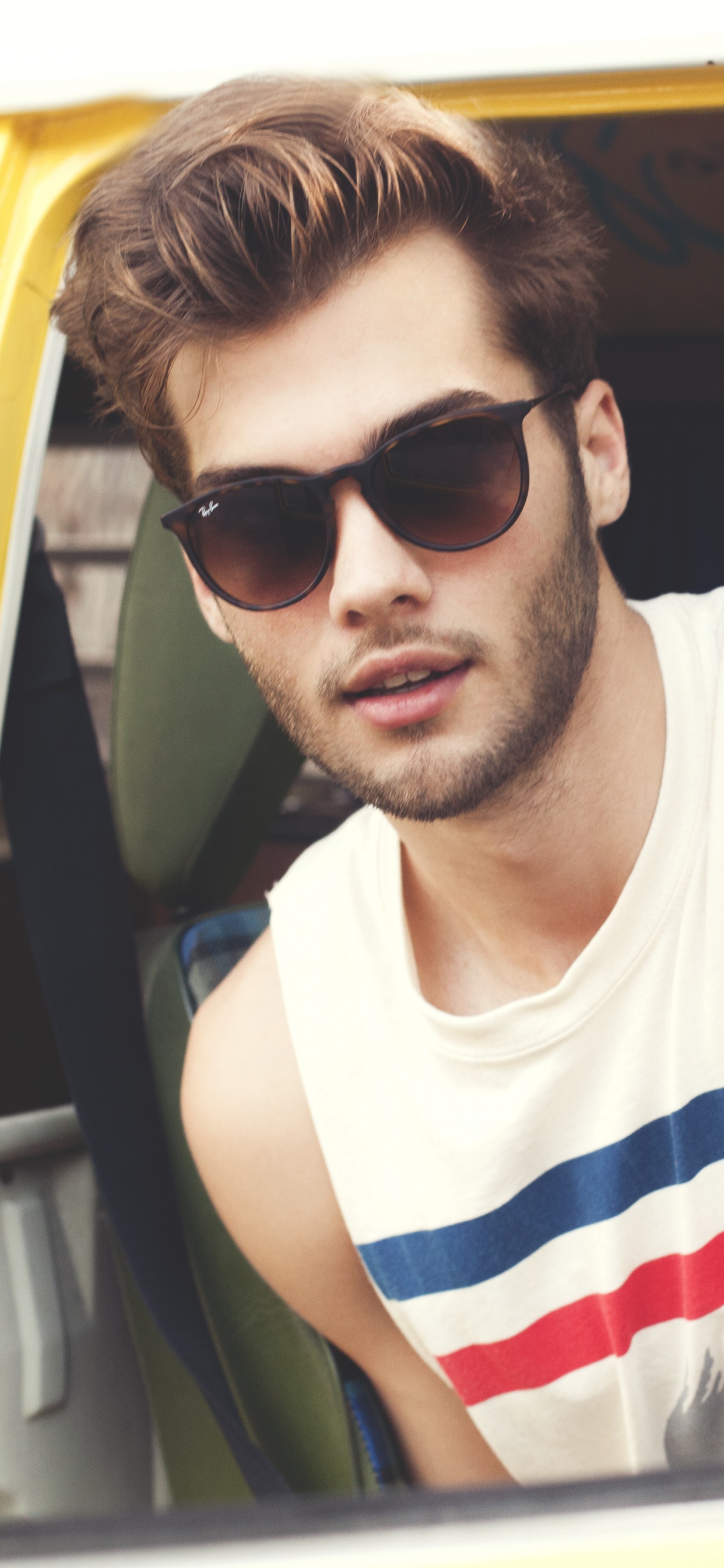 Обои мужчина, очки, солнечные очки, прохлада, желтый в разрешении 1242x2688