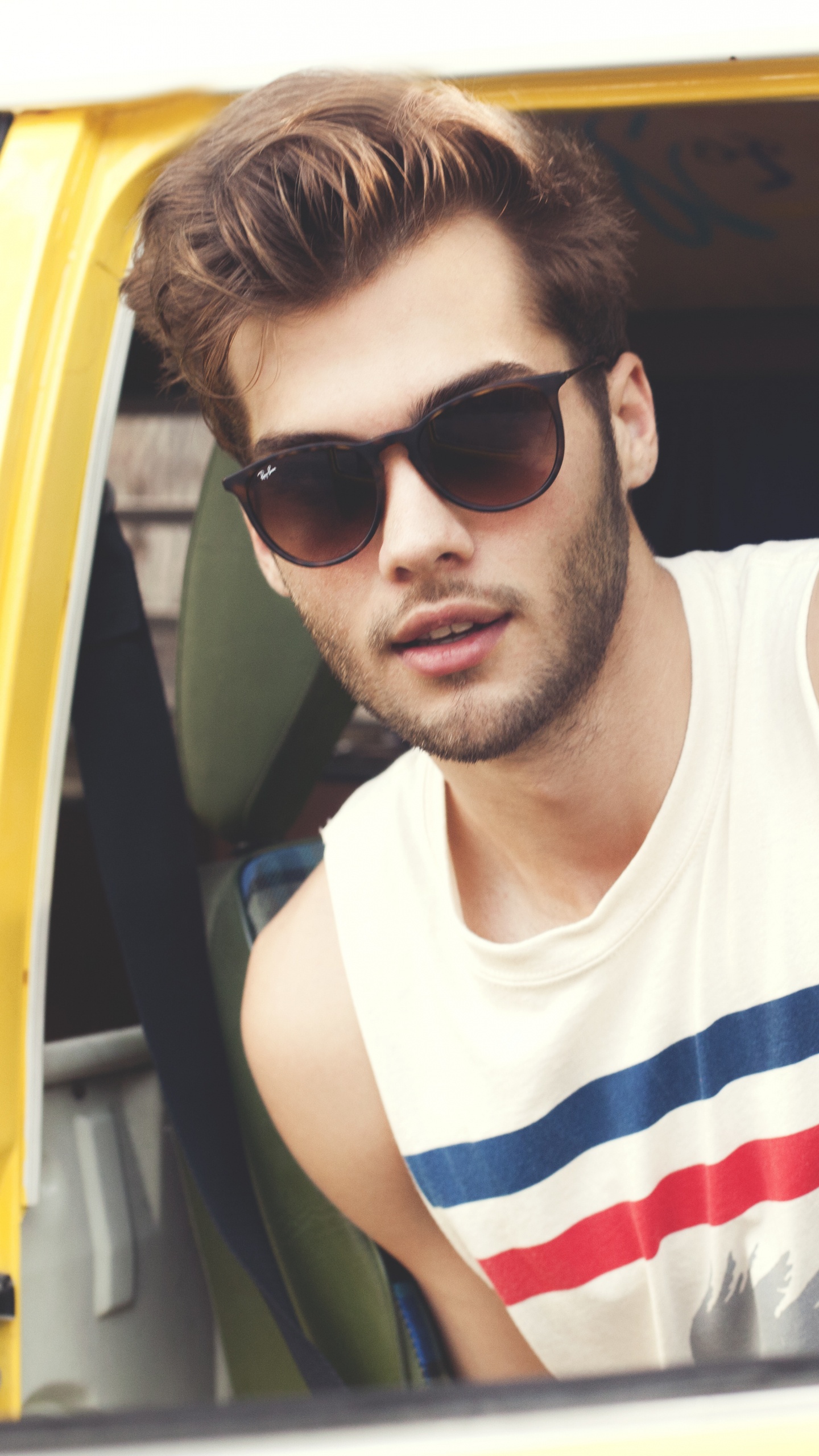 Обои мужчина, очки, солнечные очки, прохлада, желтый в разрешении 1440x2560