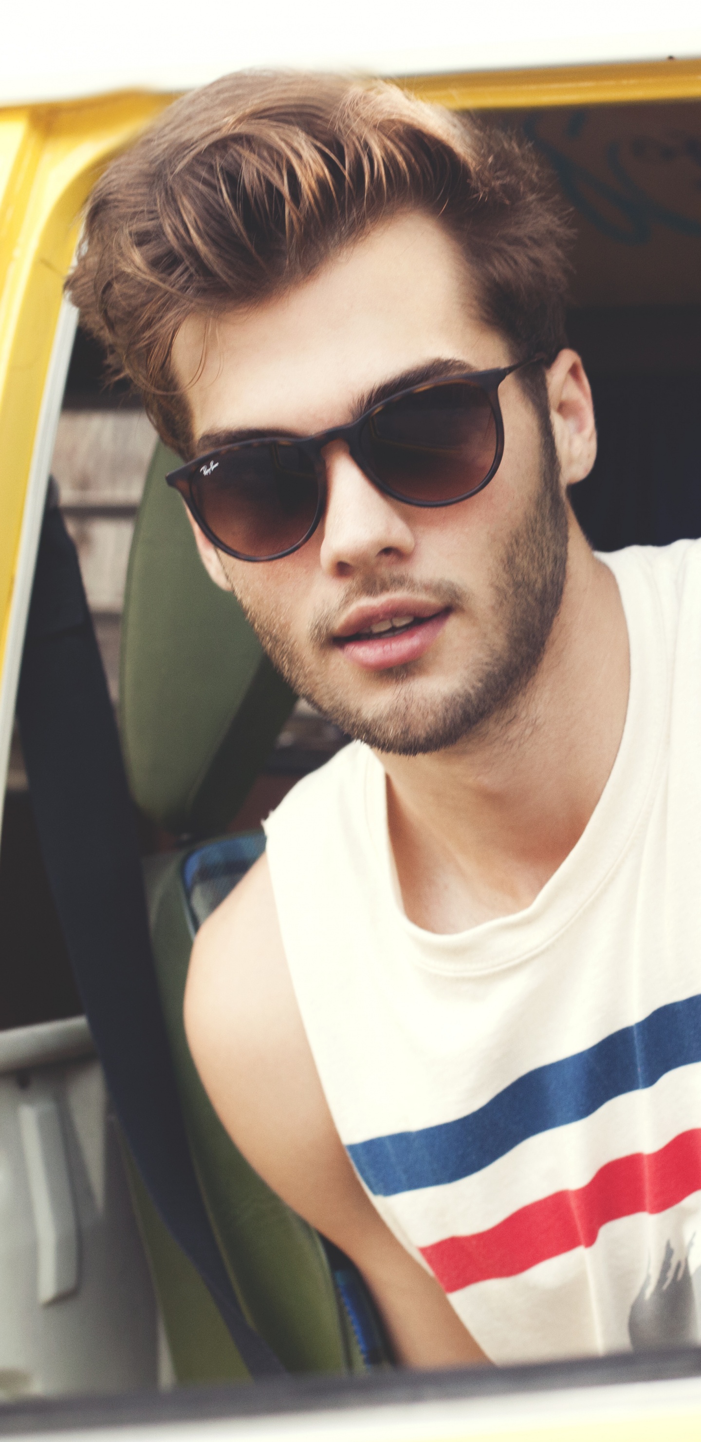 Обои мужчина, очки, солнечные очки, прохлада, желтый в разрешении 1440x2960