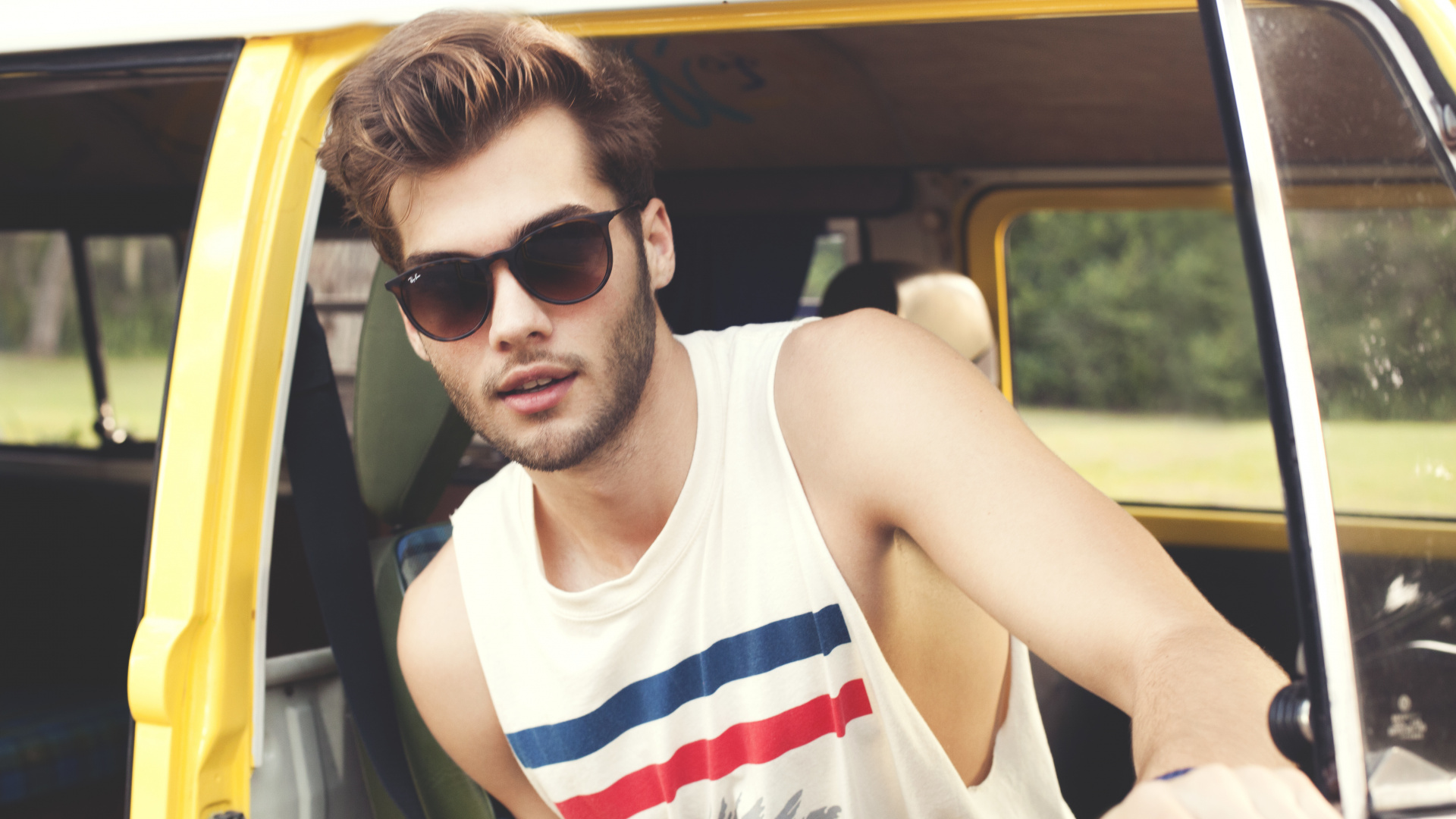 Обои мужчина, очки, солнечные очки, прохлада, желтый в разрешении 1920x1080