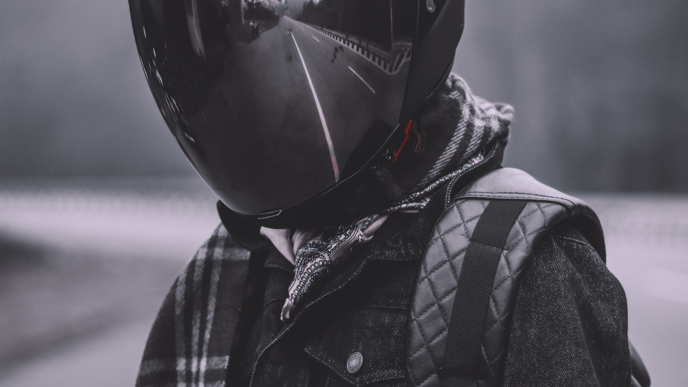 Обои верхняя одежда, портрет, шлем, белые, монохромный в разрешении 1366x768