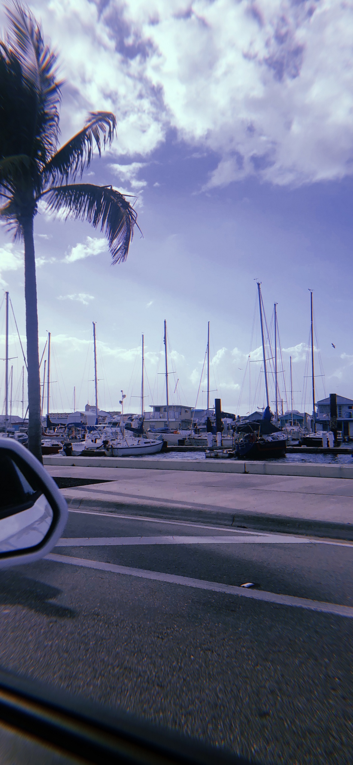 Обои Король, автомобильное зеркало, дорога, инфраструктура, облако в разрешении 1125x2436