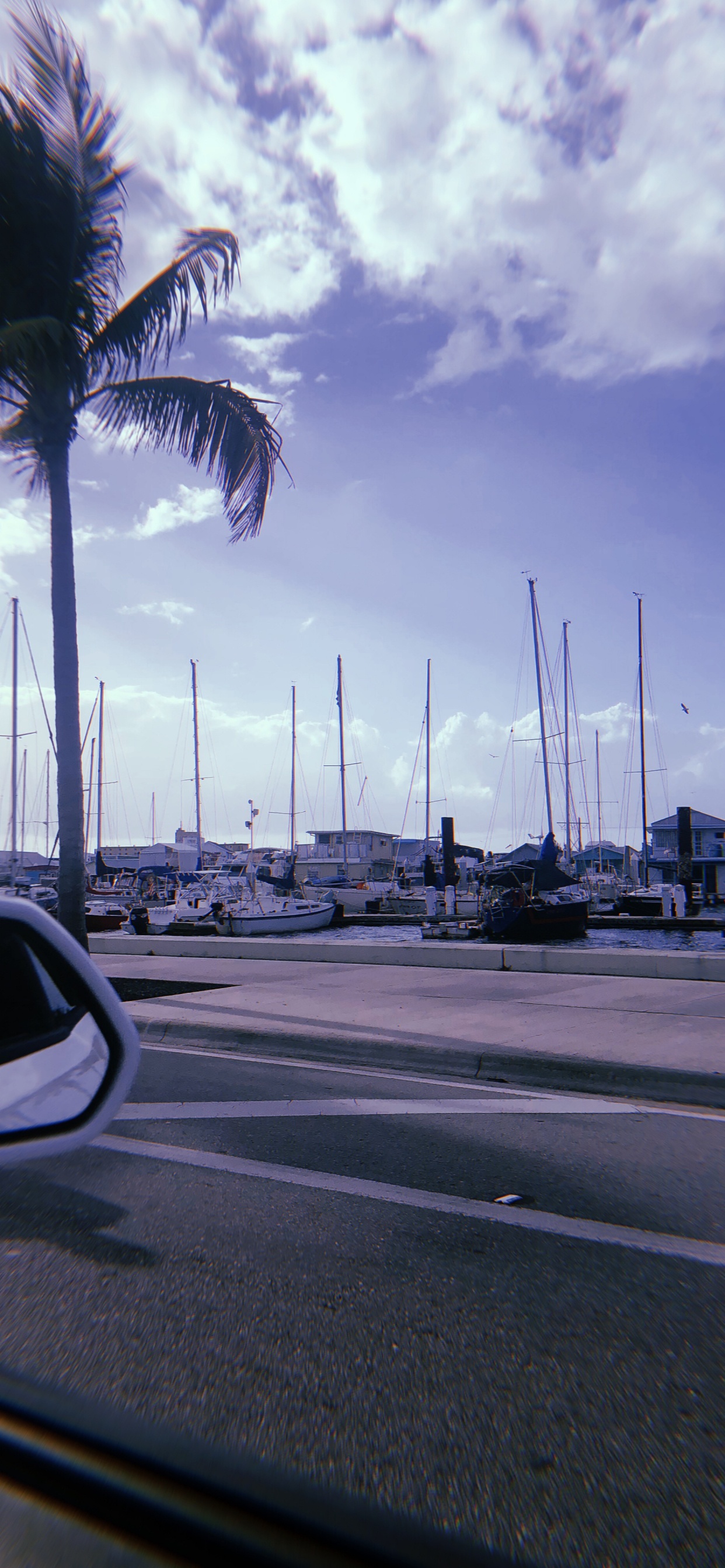 Обои Король, автомобильное зеркало, дорога, инфраструктура, облако в разрешении 1242x2688