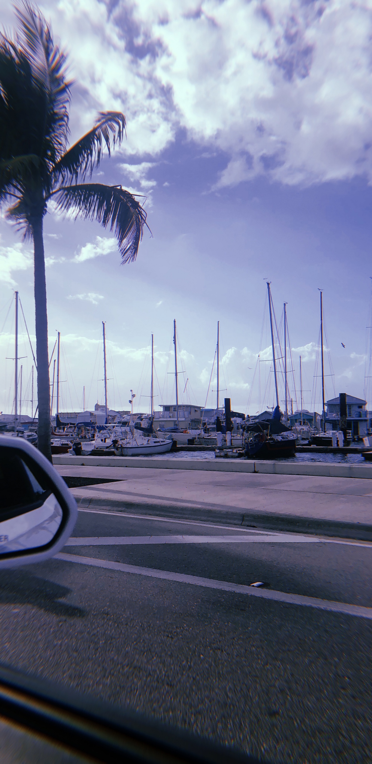 Обои Король, автомобильное зеркало, дорога, инфраструктура, облако в разрешении 1440x2960