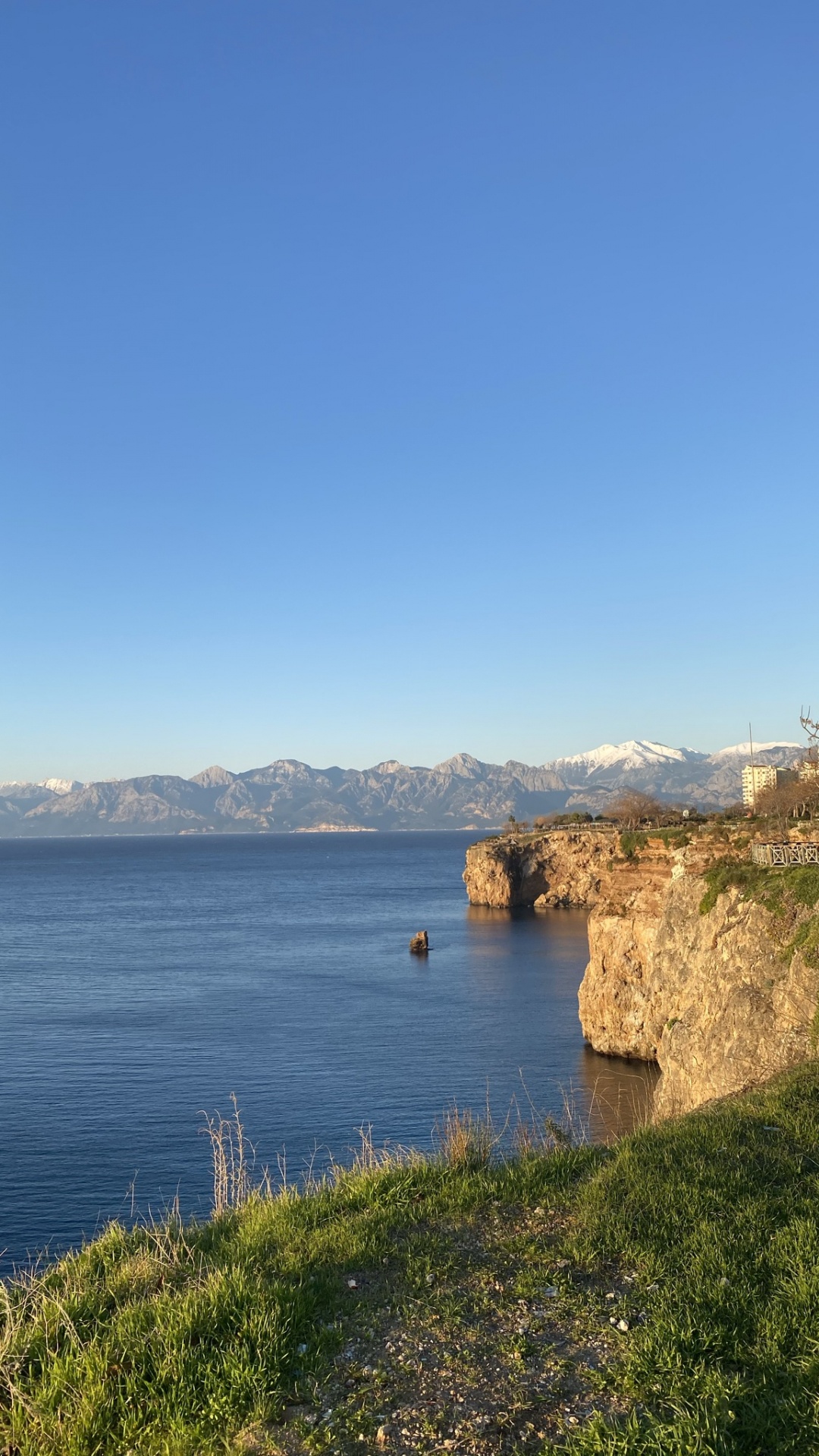 Обои гидроресурсы, вода, лазурный, гора, растение в разрешении 1080x1920