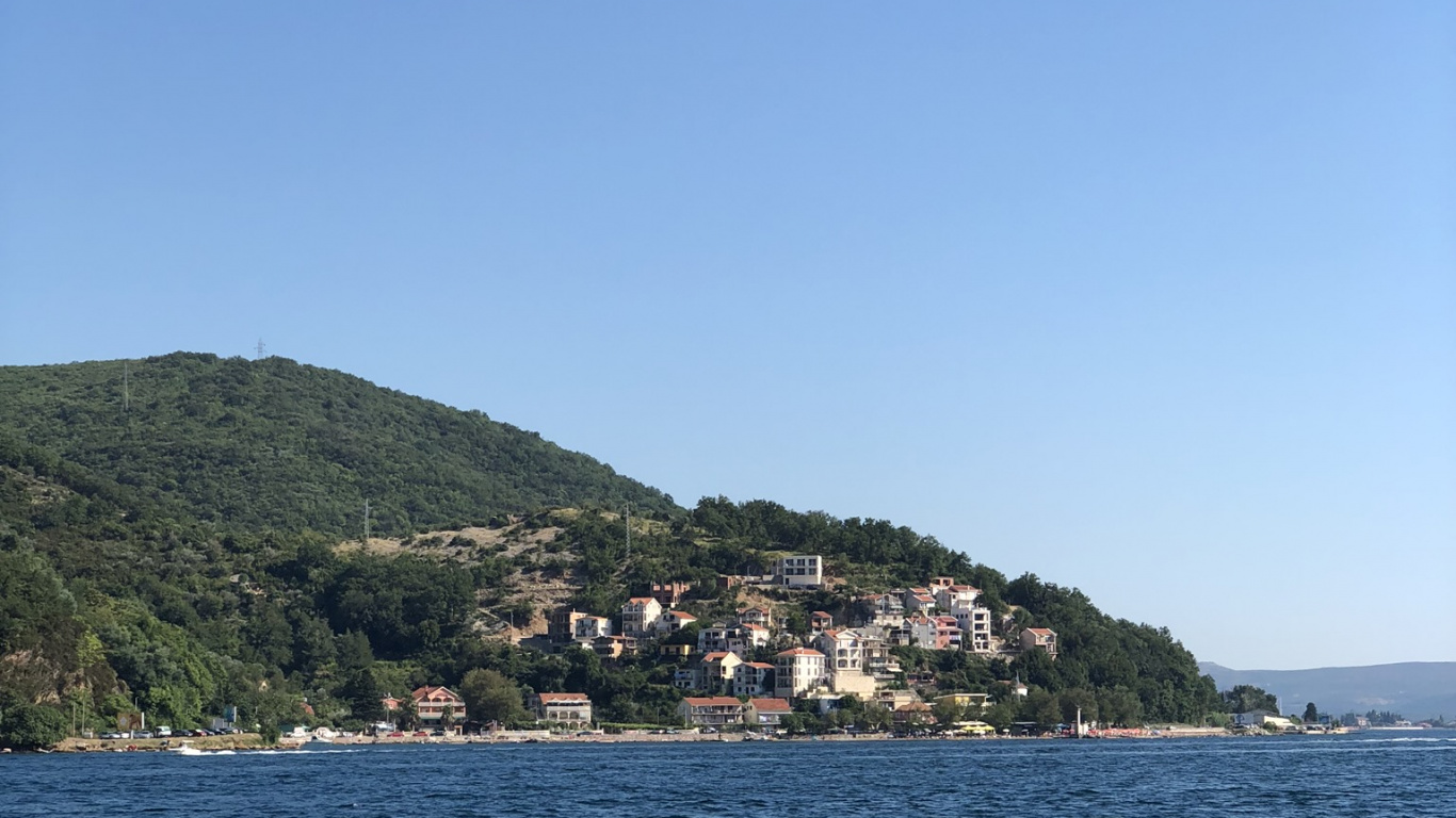 Обои море, водоем, горный рельеф, побережье, водный путь в разрешении 1366x768