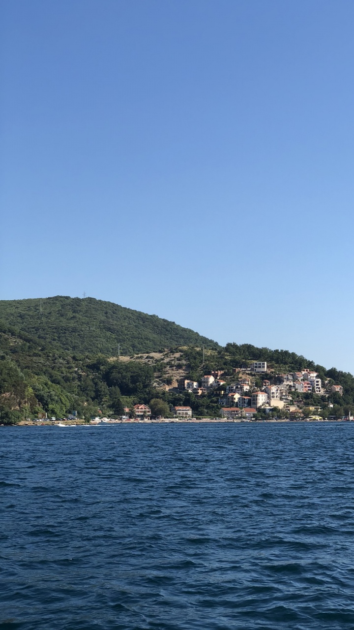 Обои море, водоем, горный рельеф, побережье, водный путь в разрешении 720x1280