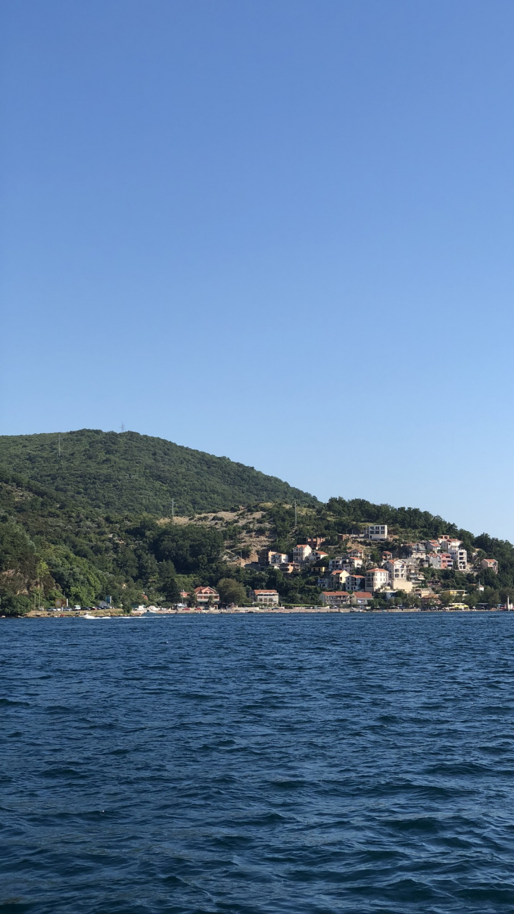 Обои море, водоем, горный рельеф, побережье, водный путь в разрешении 750x1334