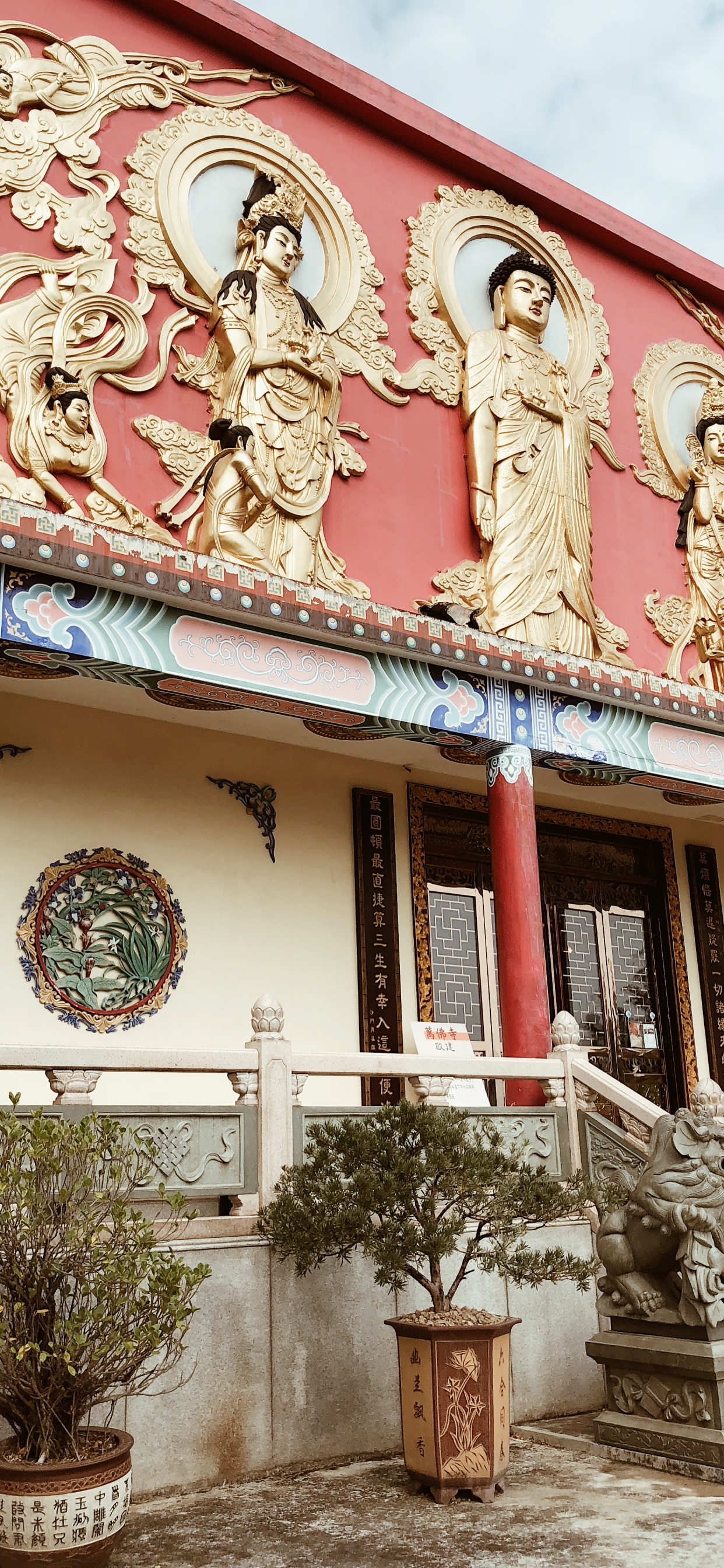 Обои фасад, цветочный горшок, скульптура, ориентир, комнатное растение в разрешении 1242x2688