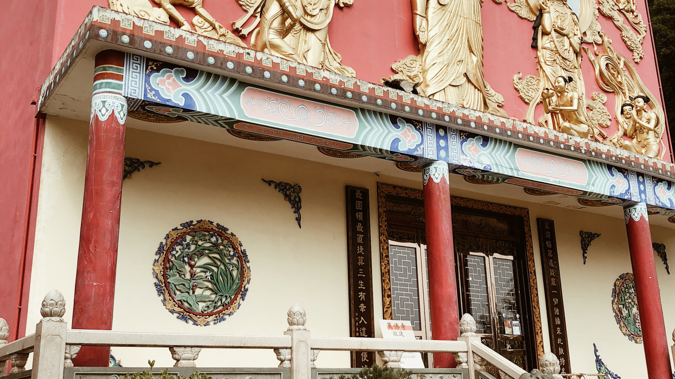 Обои фасад, цветочный горшок, скульптура, ориентир, комнатное растение в разрешении 1366x768