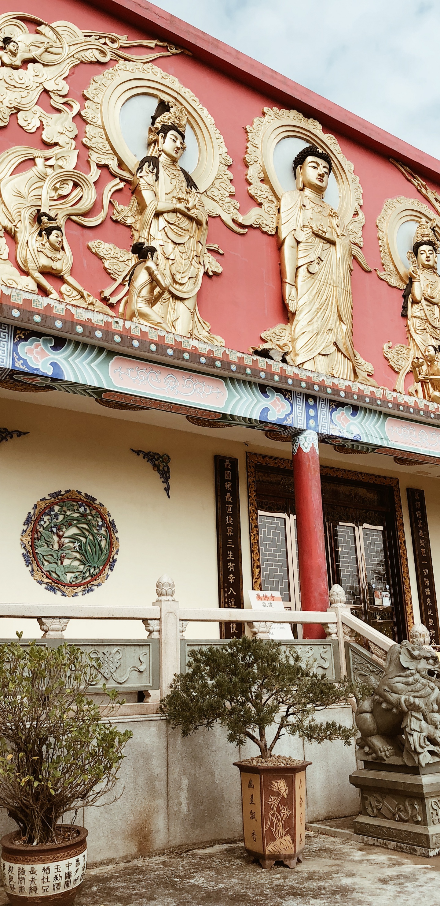 Обои фасад, цветочный горшок, скульптура, ориентир, комнатное растение в разрешении 1440x2960