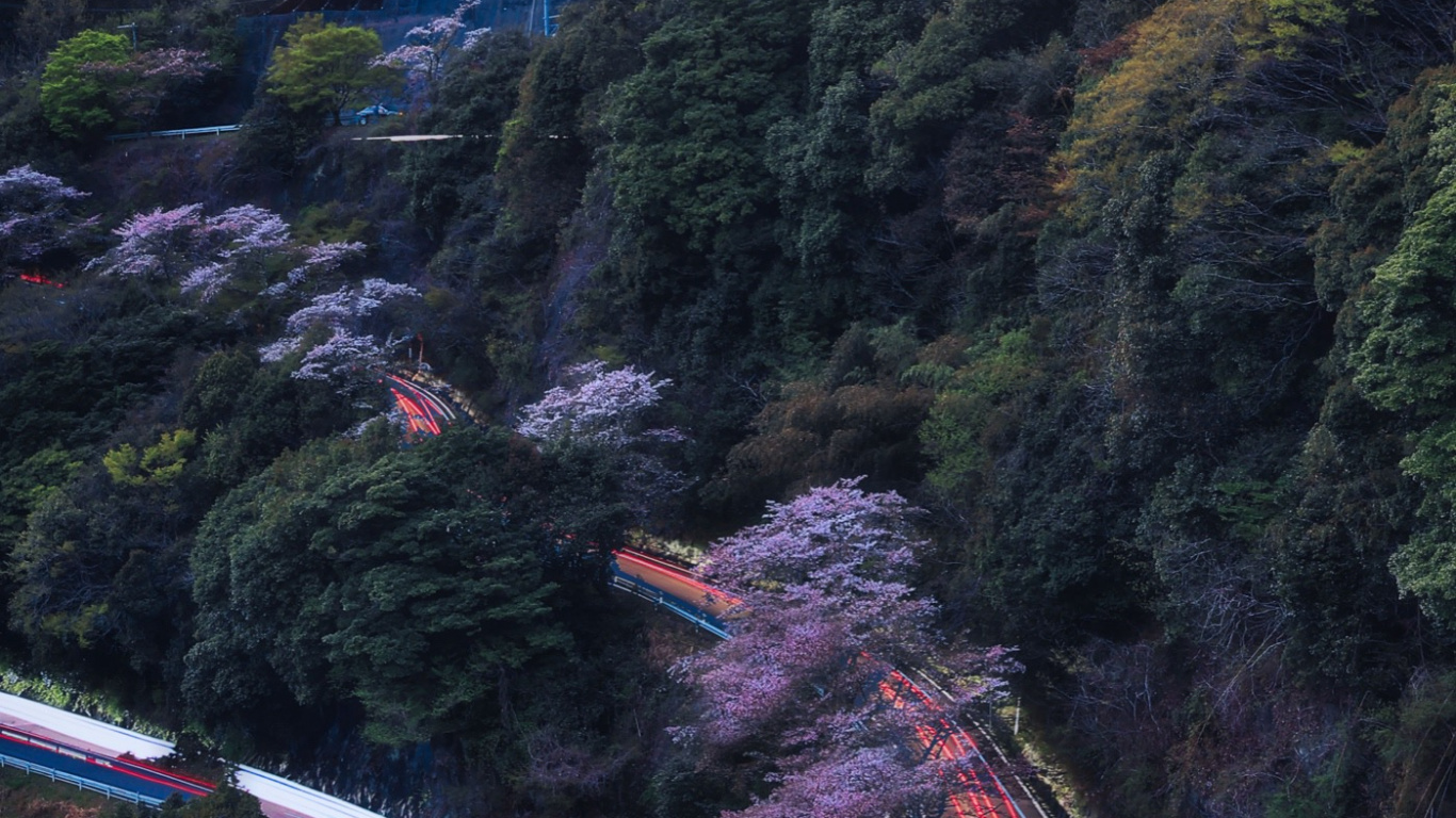 Обои облако, гора, свет, природный ландшафт, дорожное покрытие в разрешении 1366x768