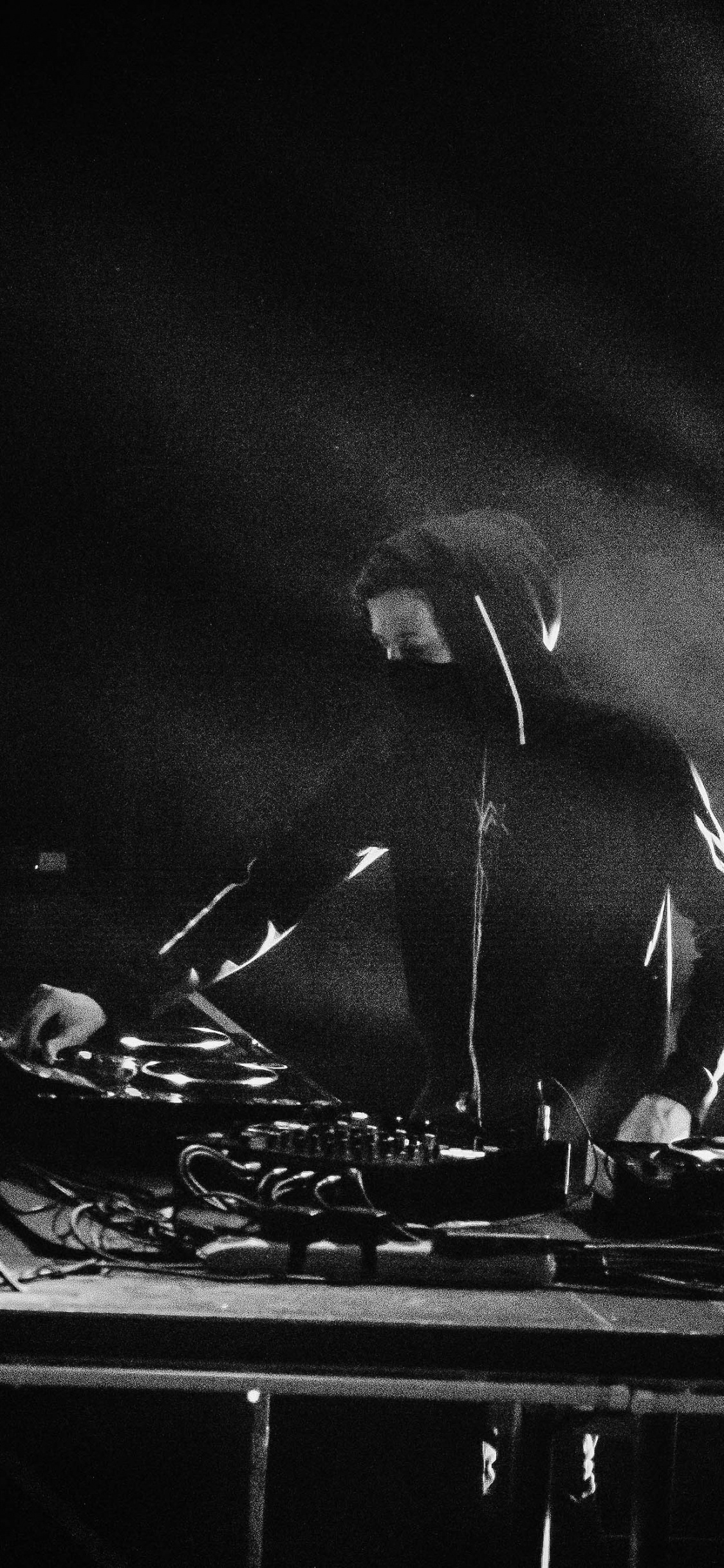 Обои черный, белые, Представление, концерт, театральное искусство в разрешении 1125x2436