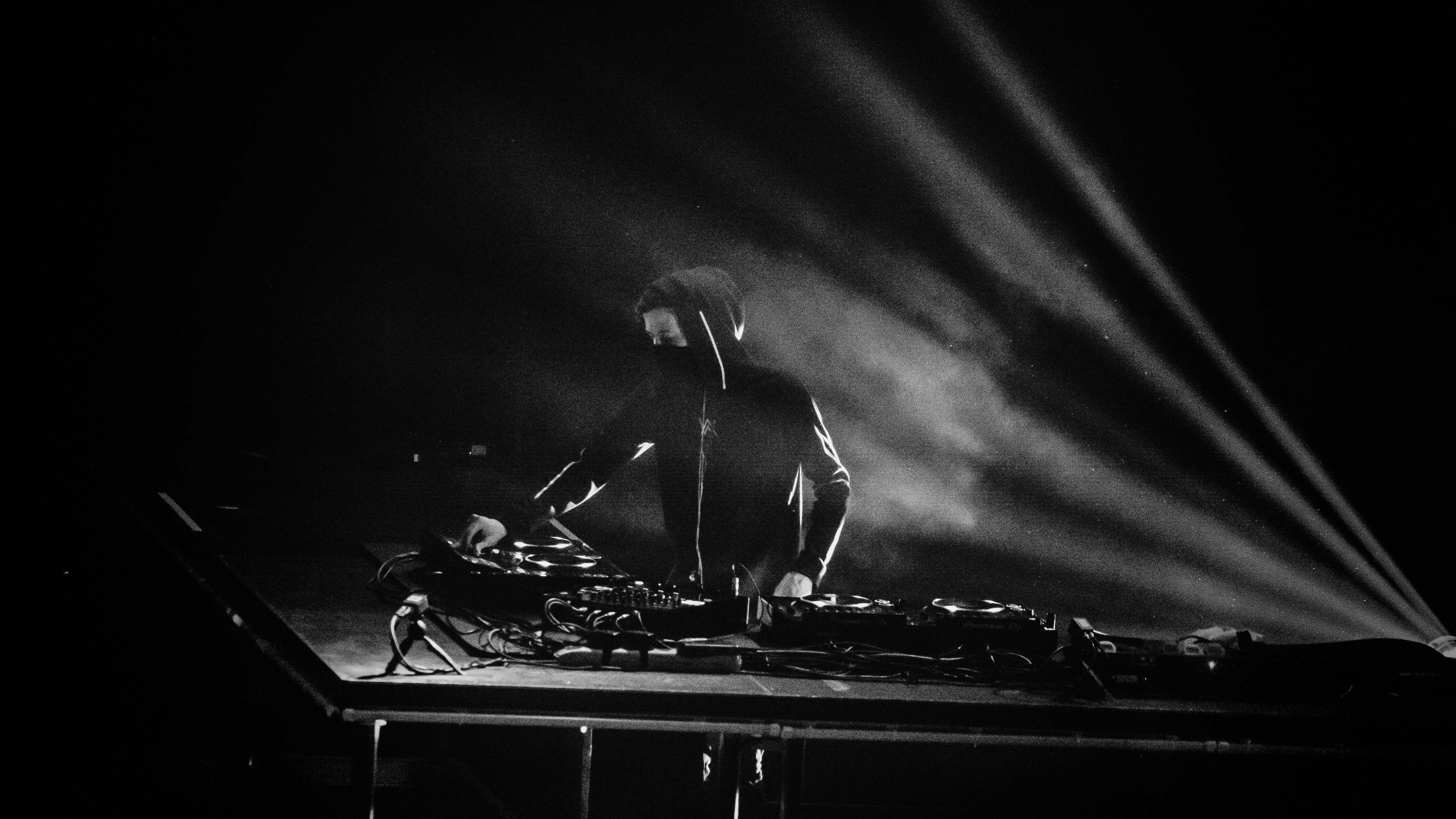 Обои черный, белые, Представление, концерт, театральное искусство в разрешении 2560x1440