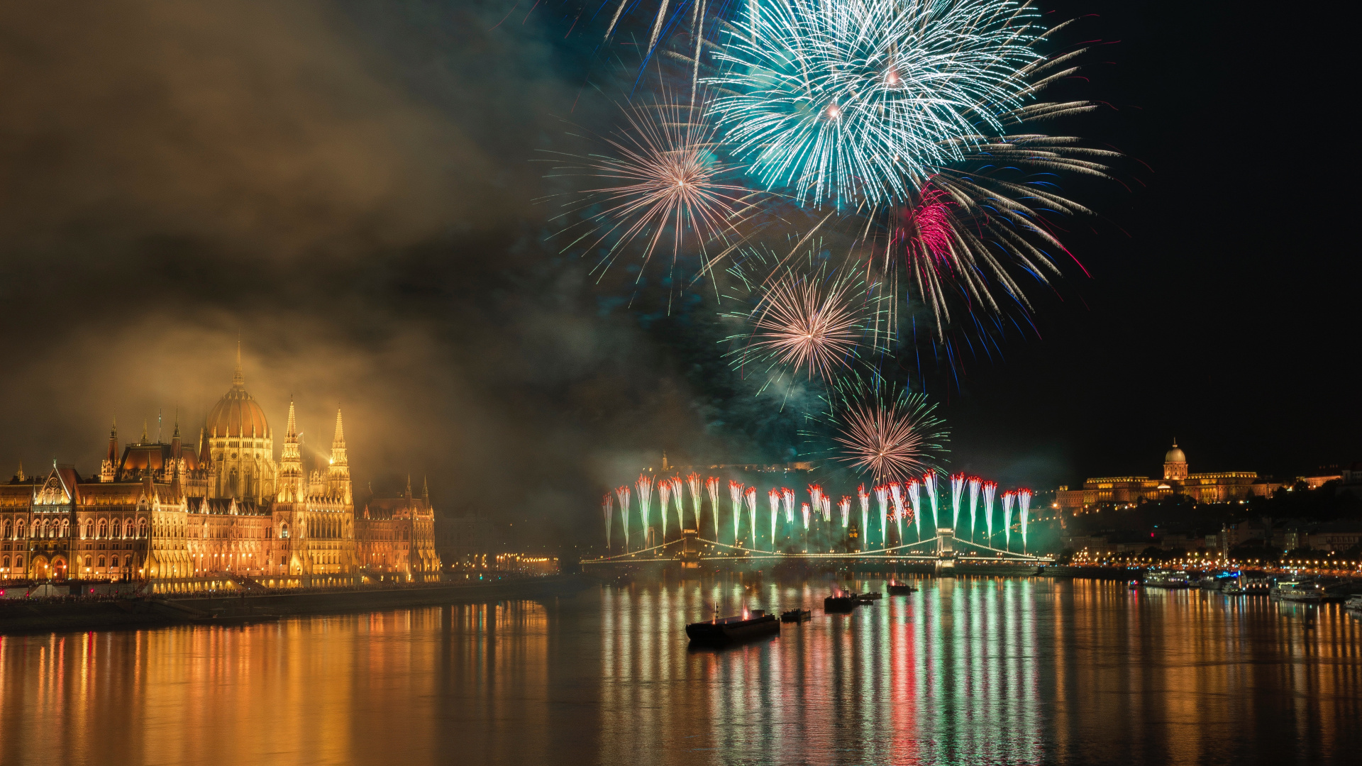 Обои салют, отражение, ночь, природа, день нового года в разрешении 1920x1080