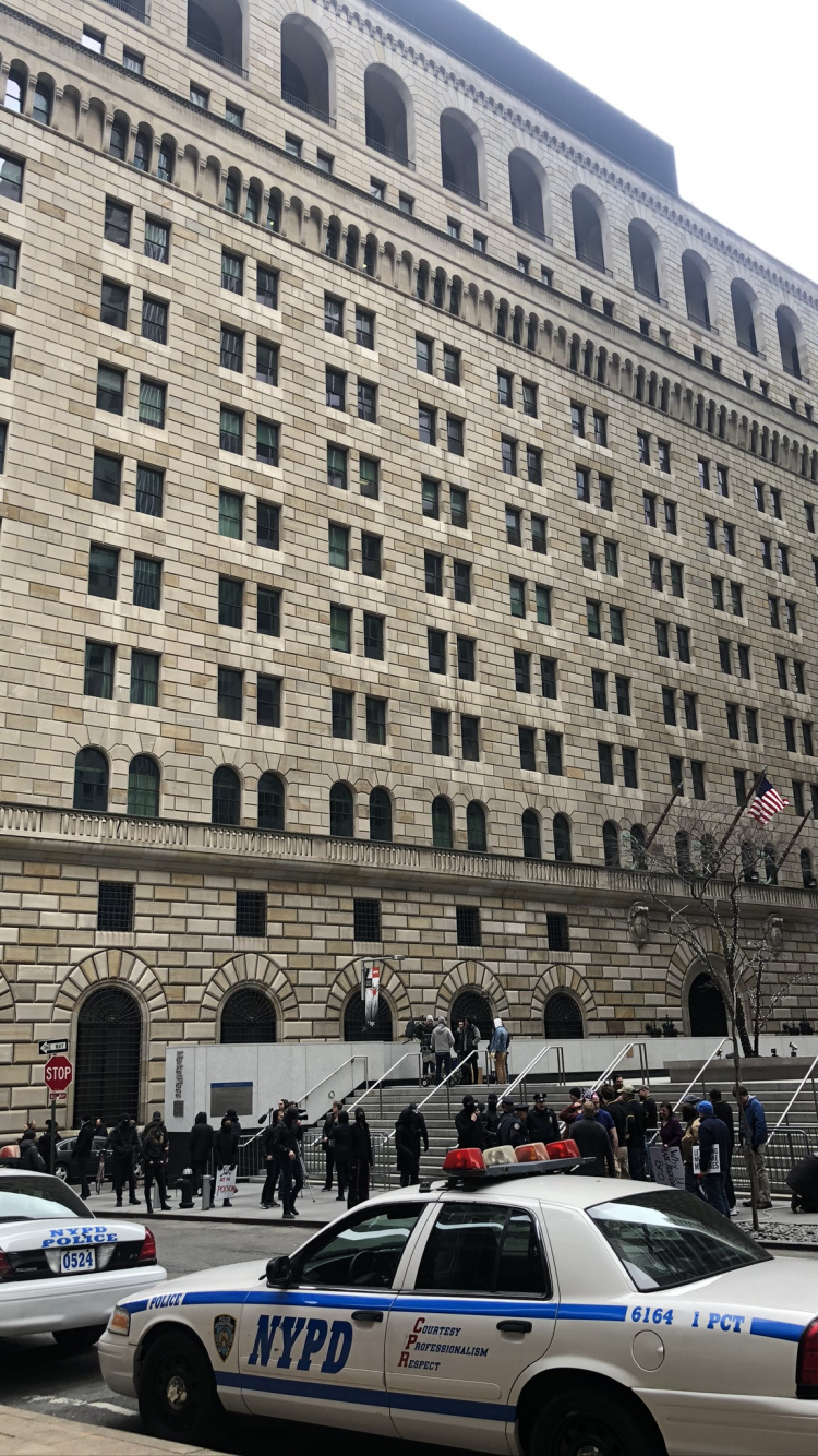 Обои полиция, Нью-Йорк, колесо, окно, Король в разрешении 750x1334